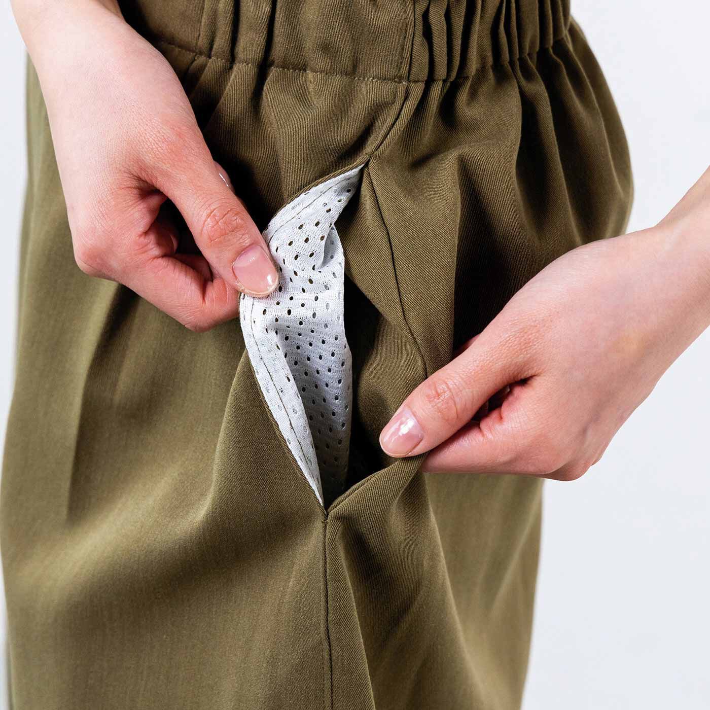 Real Stock|フラウグラット 上品素材で軽やかきれい♪ ゆるやかシルエットのコクーンパンツ〈カーキ〉|両サイドにポケット付き。ポケットの内生地はメッシュ生地で涼やか。