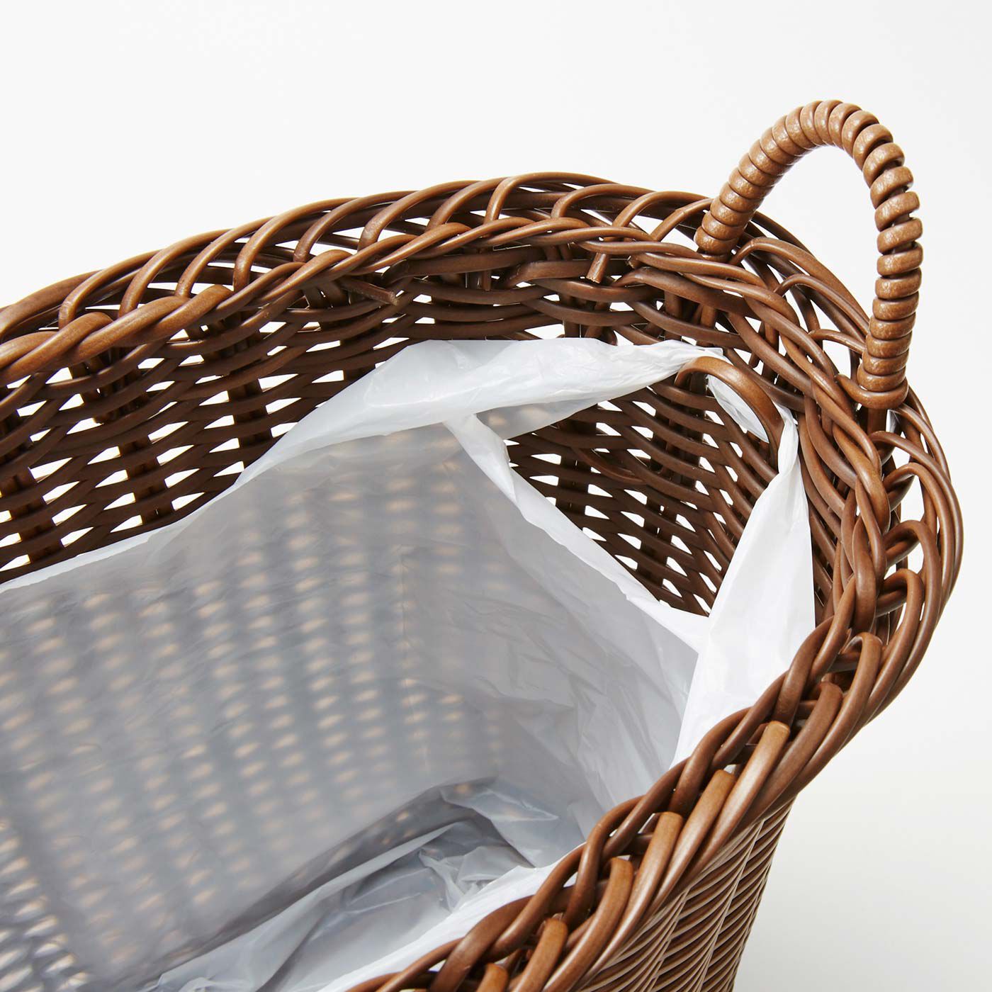 Real Stock|アンティークのようなたたずまい 手編みスリムバスケット|内側にはゴミ袋を引っ掛けられるフック付き。