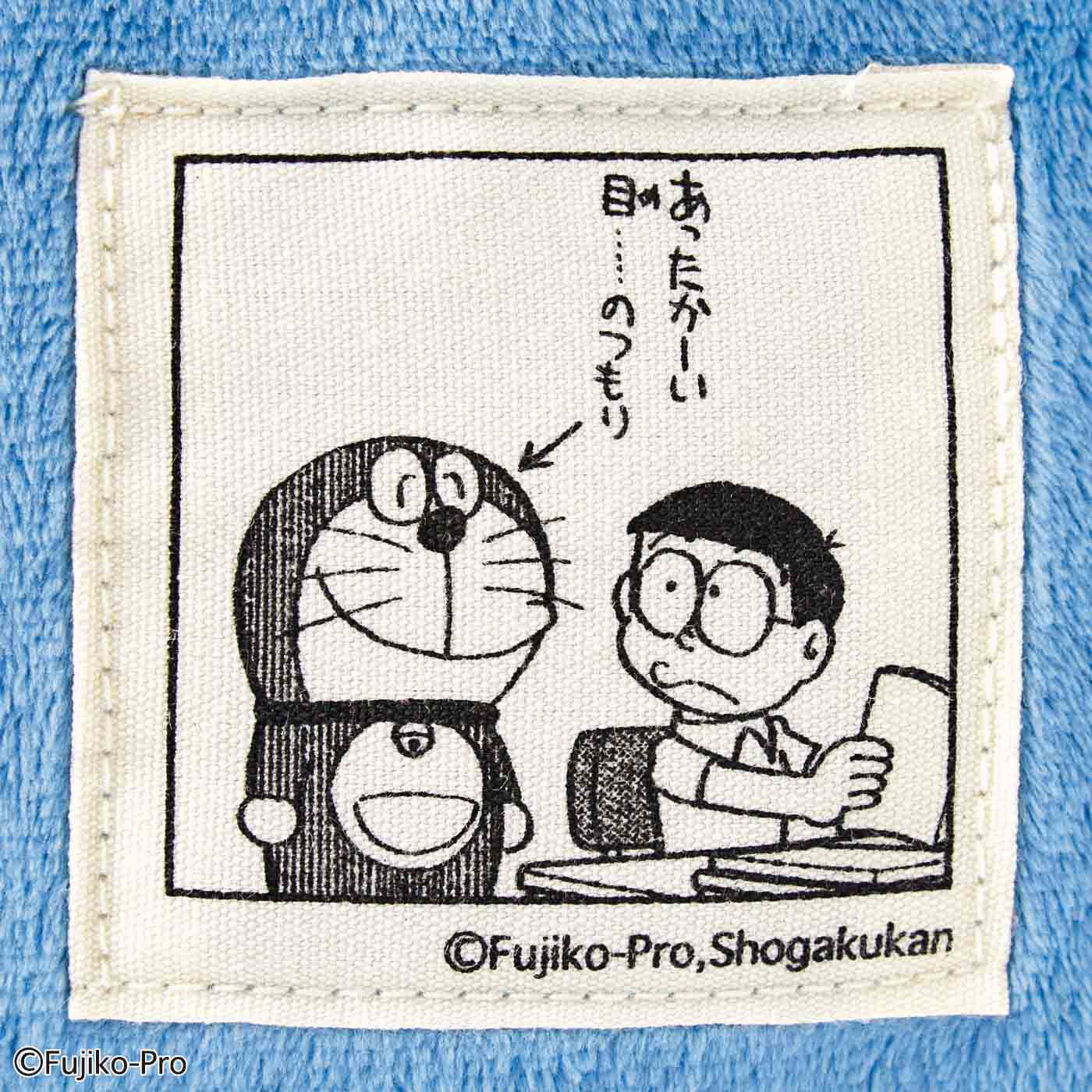 Real Stock|ドラえもん　あったかーい目で見守ってくれる 背もたれクッション|PRINT TAG　「あったかーい目・・・・・のつもり」めずらしく机に向かって勉強しているのび太くん。その姿に感心したドラえもんが、のび太くんをあったかーい目で見守る、ファンにはたまらない人気のひとコマをクッションで再現しました。