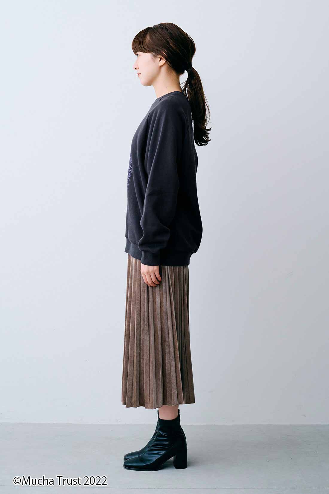 Real Stock|IEDIT[イディット]　つややかな光沢が上品な ベロアプリーツスカート〈シルバーグレー〉|モデル身長：163cm　着用サイズ：M　※着用イメージです。お届けするカラーとは異なります。