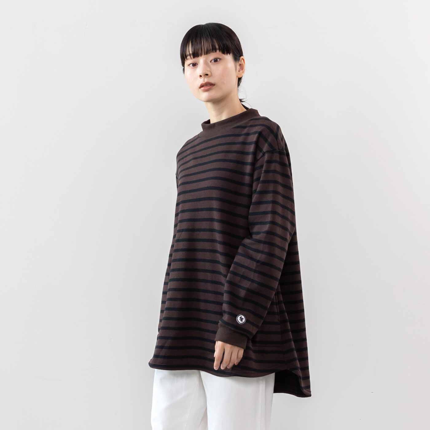 realstock [リアルストック]（Express BOX）|フラウグラット　シックな大人色ボーダーの かるホカ裏起毛ひらりチュニック〈ブラック×チョコレート〉|ほんのり詰まり気味のモックネックが首まわりをカバー。