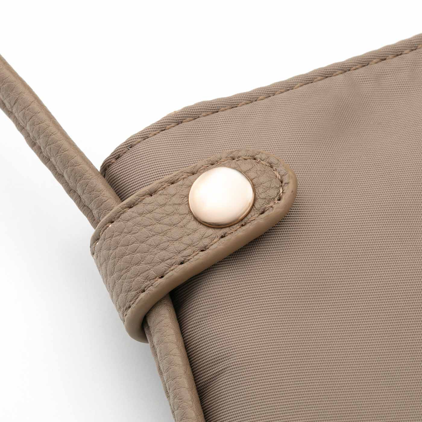 Real Stock|ラミプリュス　A4サイズが入るバッグに変身 パタパタ折り返しポケットが便利なショルダーバッグ|フラップに通して、ボタンで留めるとA4サイズもすっぽり収納。