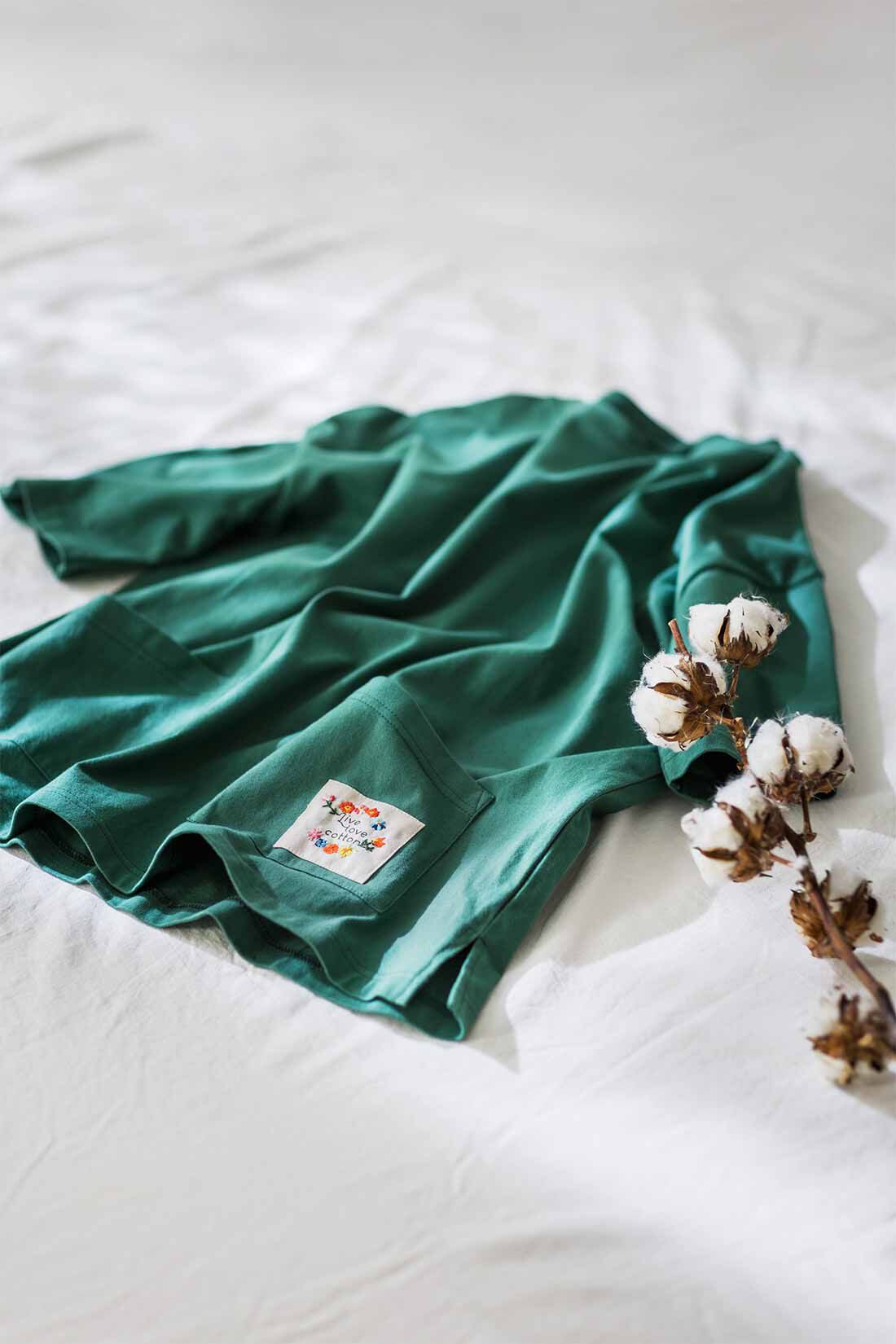 Real Stock|Live love cotton（R）プロジェクト リブ イン コンフォート インドの刺しゅうガールズとつくった つながるフラワー オーガニックコットンポケットTシャツ〈グリーン〉