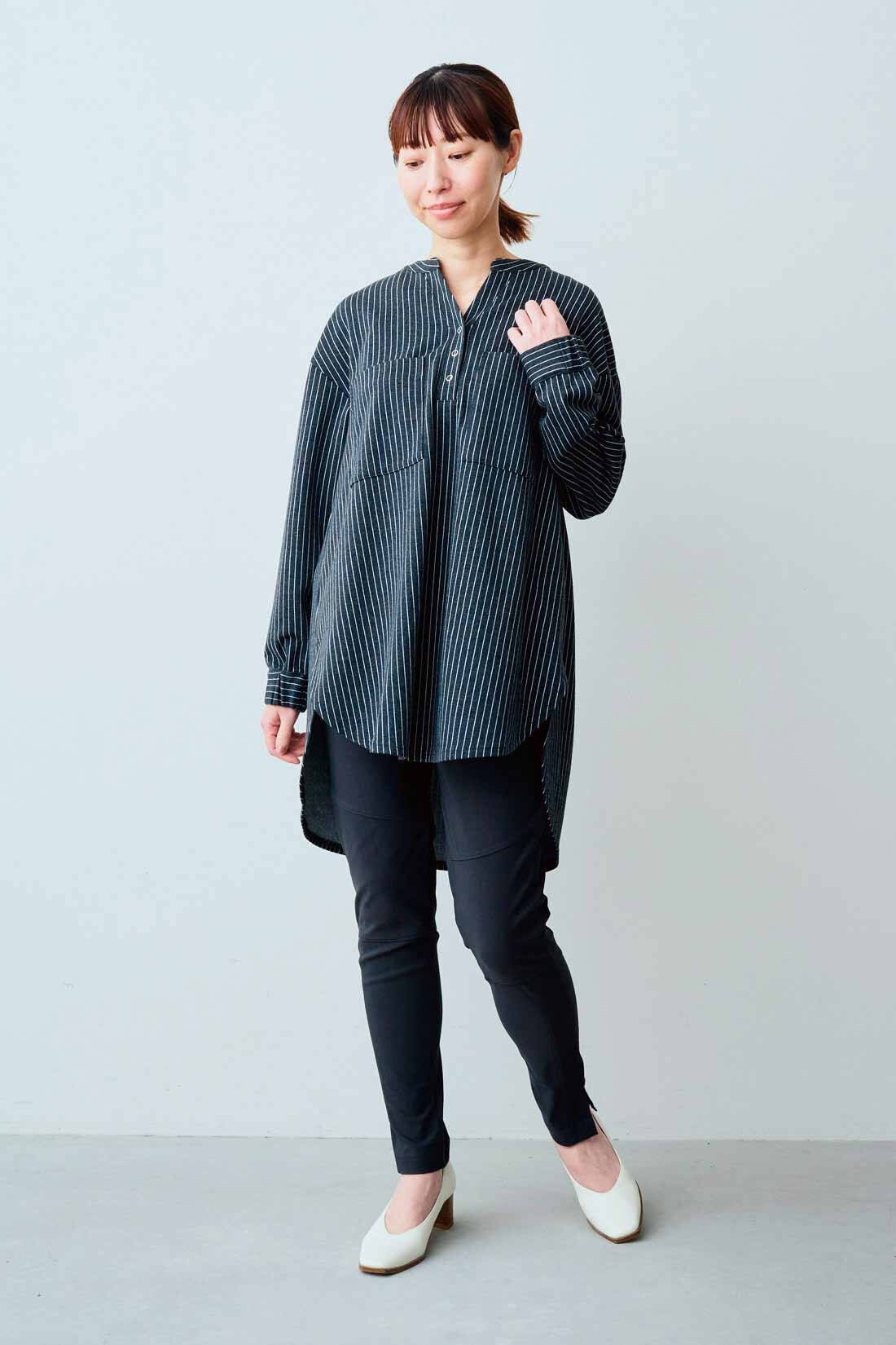 Real Stock|IEDIT[イディット]　切り替えデザインで細見せ ぐいーんと伸びる UVカットスキニーレギンスパンツ〈ネイビー〉|モデル身長：160cm　着用サイズ：M　これは参考画像です。お届けするカラーとは異なります。