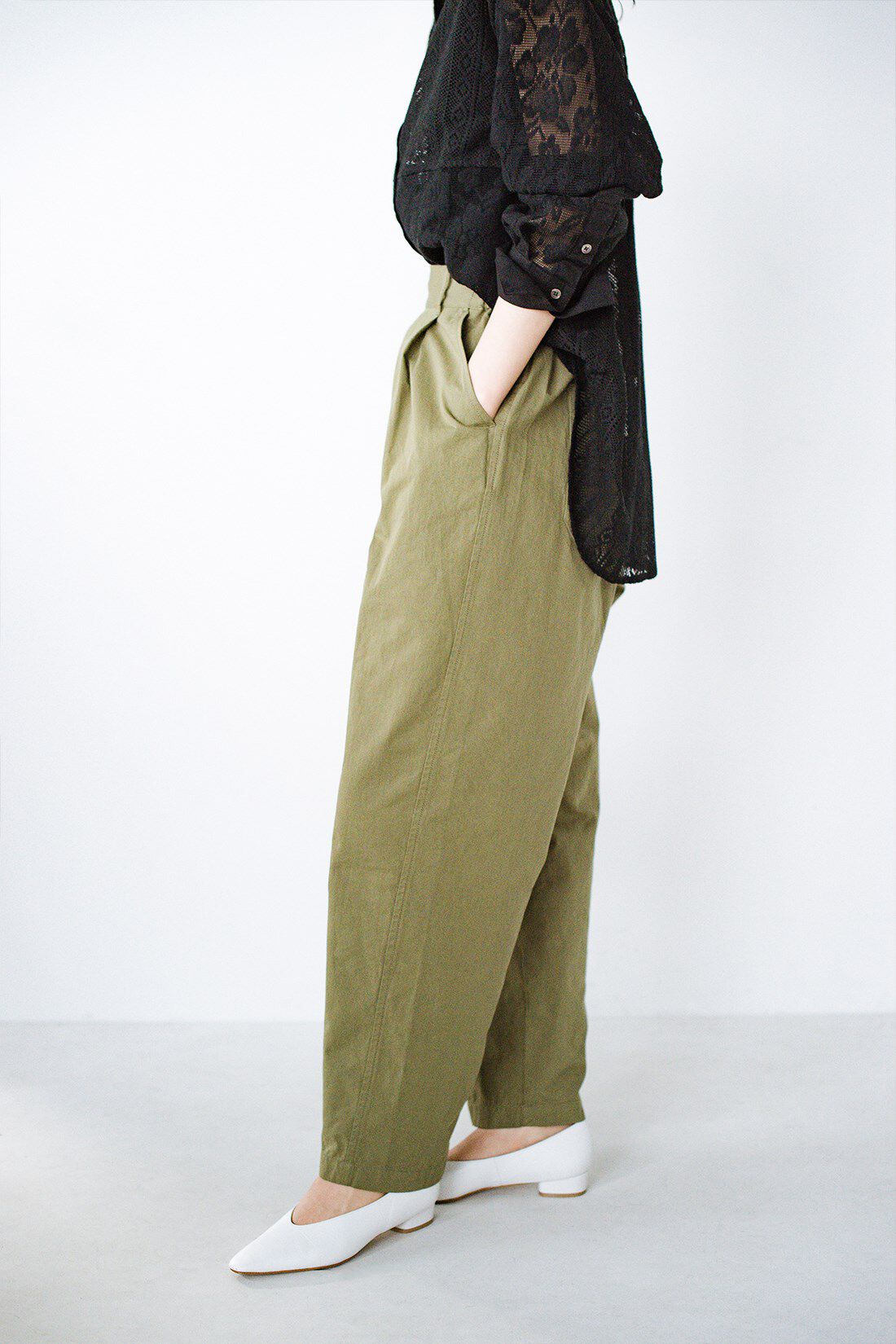realstock [リアルストック]（Express BOX）|haco! 別注 refined works シルエットのかっこよさとらくちんさに定評がある！ツイルテーパードパンツ〈カーキ〉