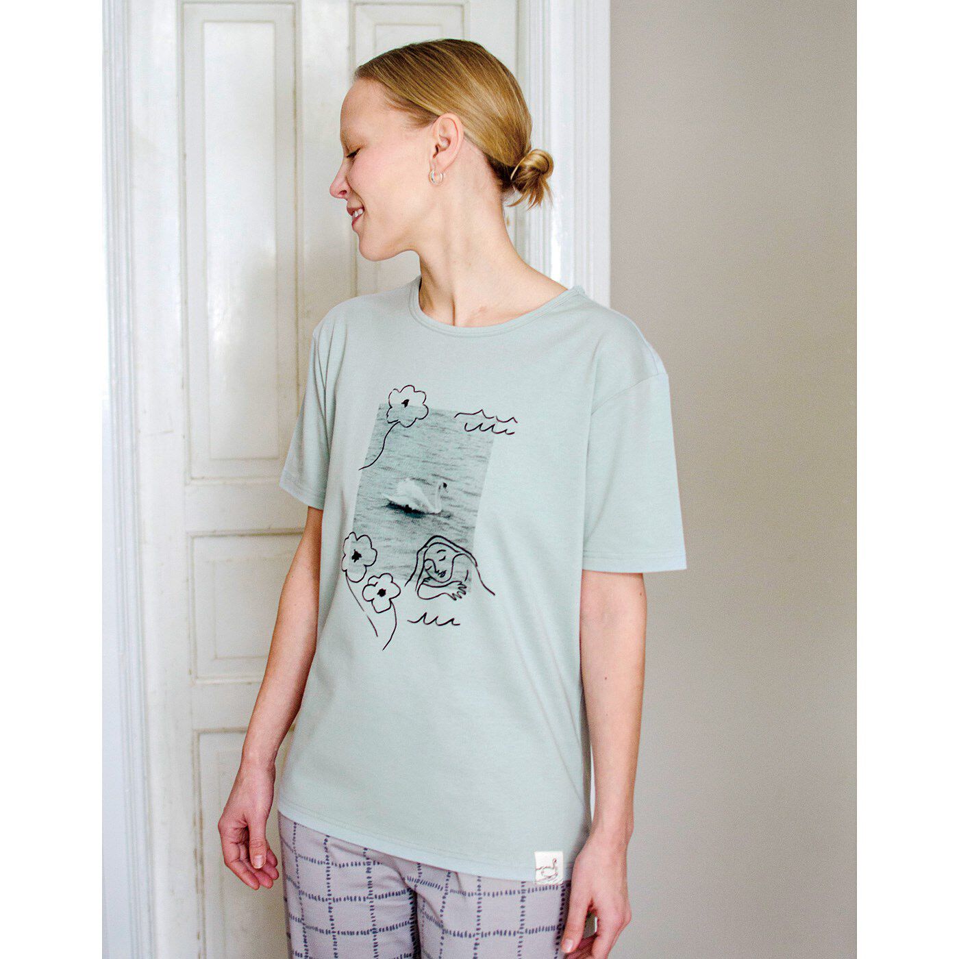 realstock [リアルストック]（Express BOX）|サーナ ヤ オッリ　フィンランドの旅先から届く　絵はがきみたいなフォトプリントTシャツ〈ウォーターグリーン〉
