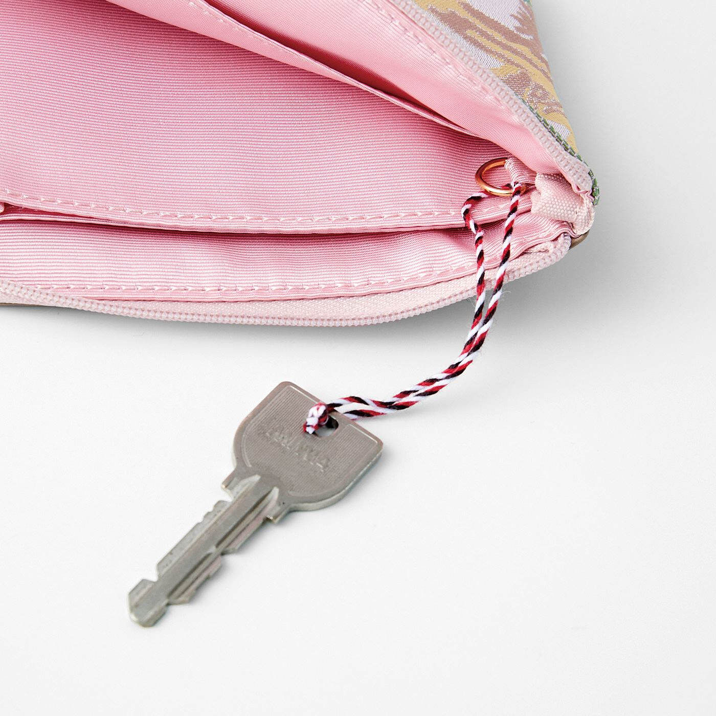Real Stock|小鳥部　京都の西陣織で仕立てた セキセイインコのスマートL字財布|手持ちのひもなどで、かぎを付けられるDカン付き。