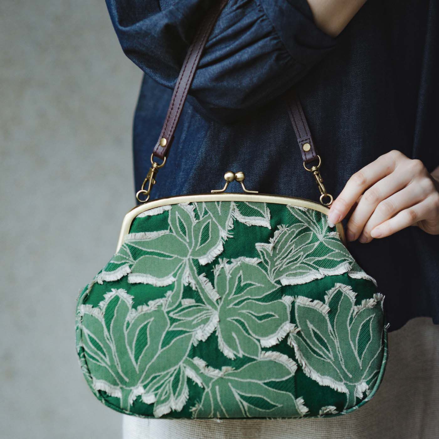 realstock [リアルストック]（Express BOX）|el:ment　播州織カットジャカードの風合いを愉しむ がま口ショルダーバッグ〈常盤色〉|ベルトを付け替えて、ハンドバッグに。浴衣などにもおすすめです。