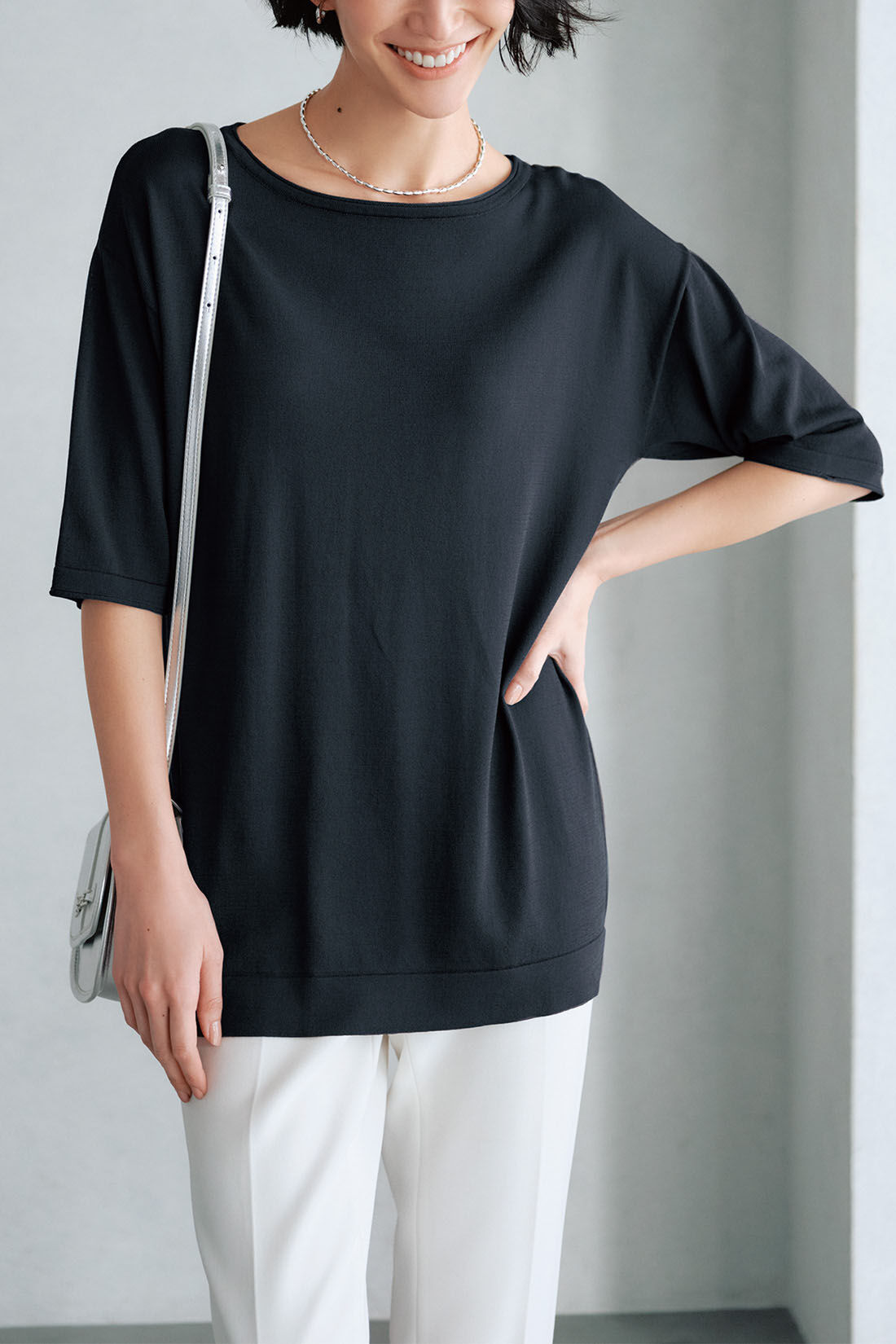 Real Stock|IEDIT[イディット]　接触冷感がうれしい Tシャツライクに着られて上品シンプルに決まるシャリ感ニット〈スミクロ〉
