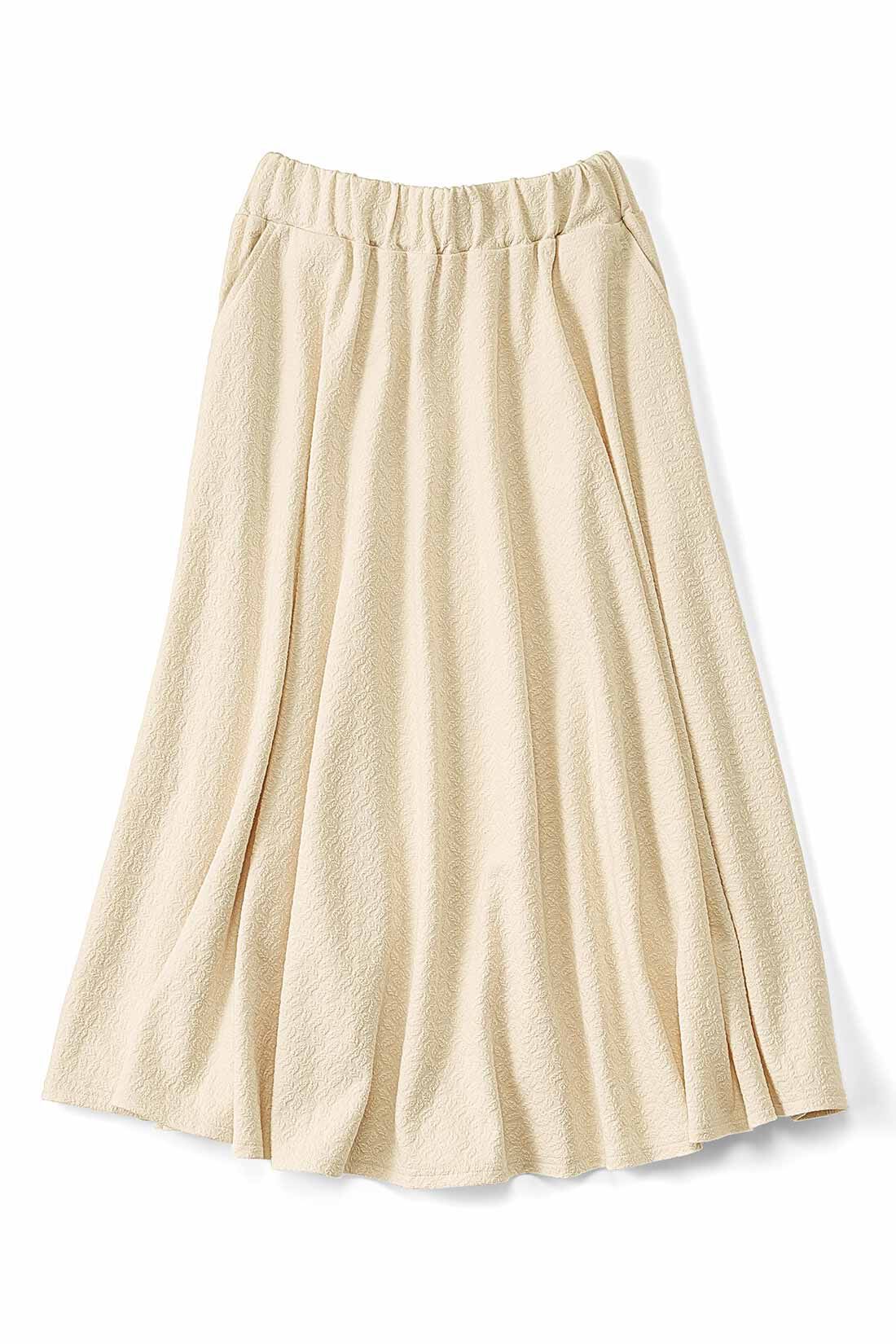 Real Stock|ぽこぽこ柄がかわいい フレアースカート〈バニラ〉|ひざ下丈で、クリーム色が上品。