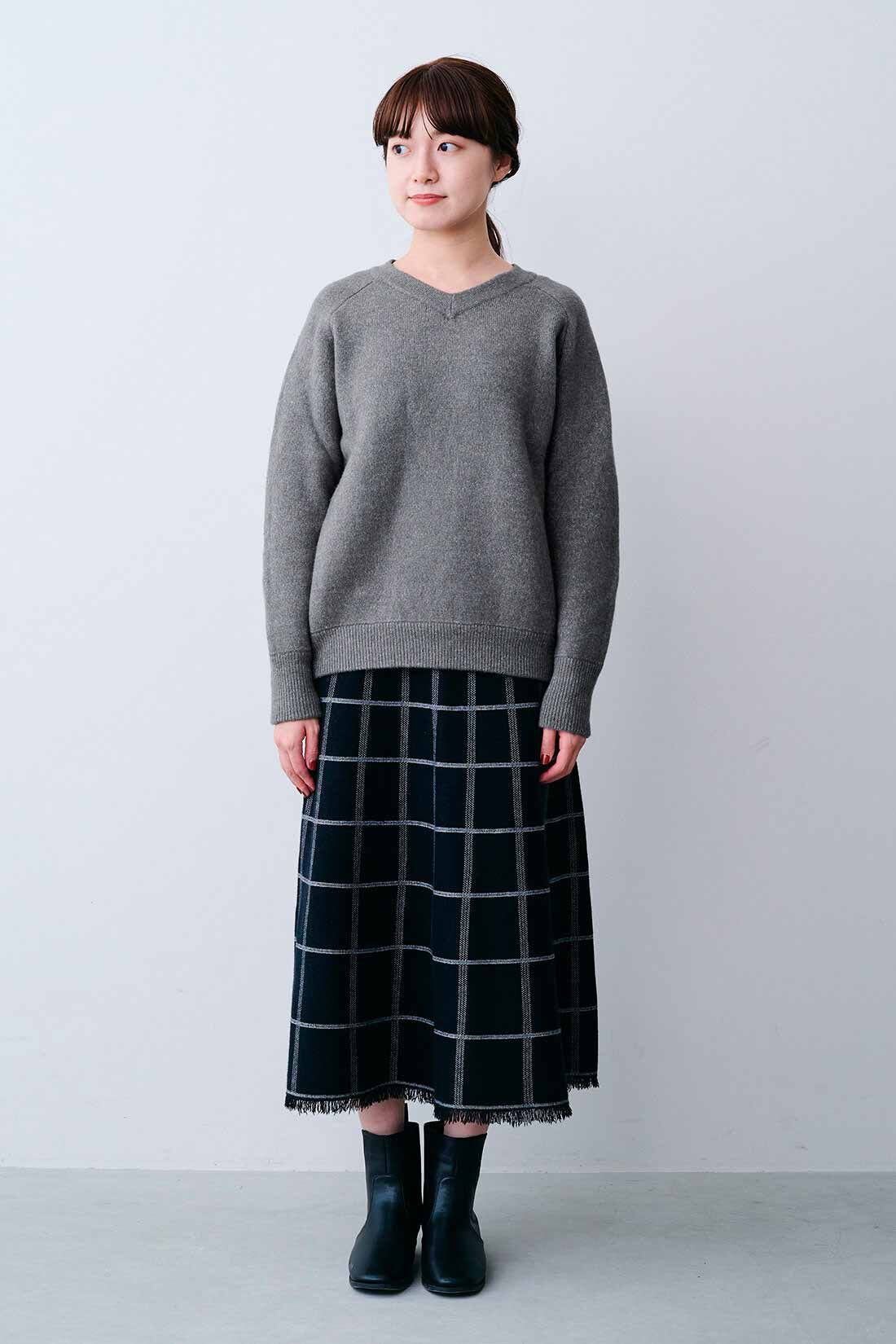 Real Stock|IEDIT[イディット]　ダブルジャカードで編み立てた ツイード風チェックのフリンジニットロングスカート〈ネイビー×グリーン〉|モデル身長：163cm　着用サイズ：M　※着用イメージです。お届けするカラーとは異なります。