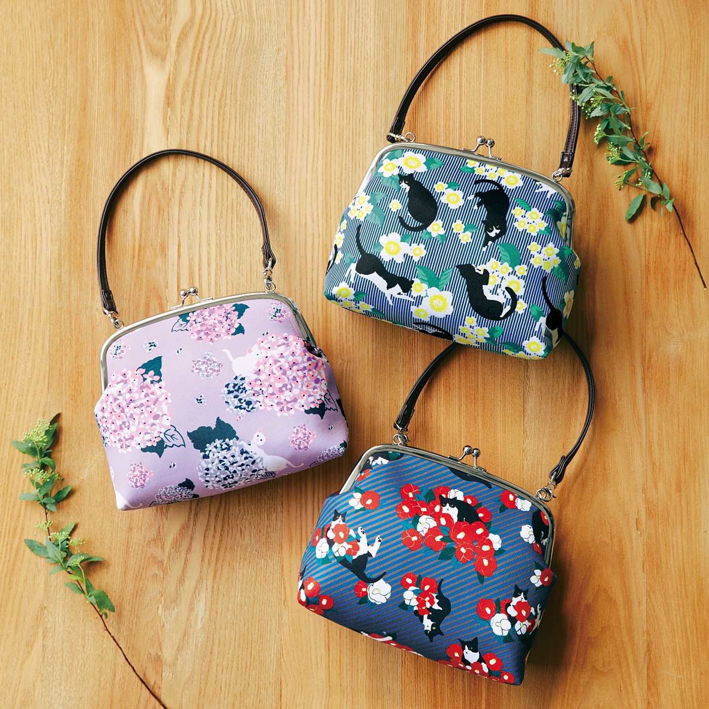 お花とたわむれる猫のころんとかわいいがま口バッグ｜Real Stock[リアルストック]｜フェリシモ【公式通販】