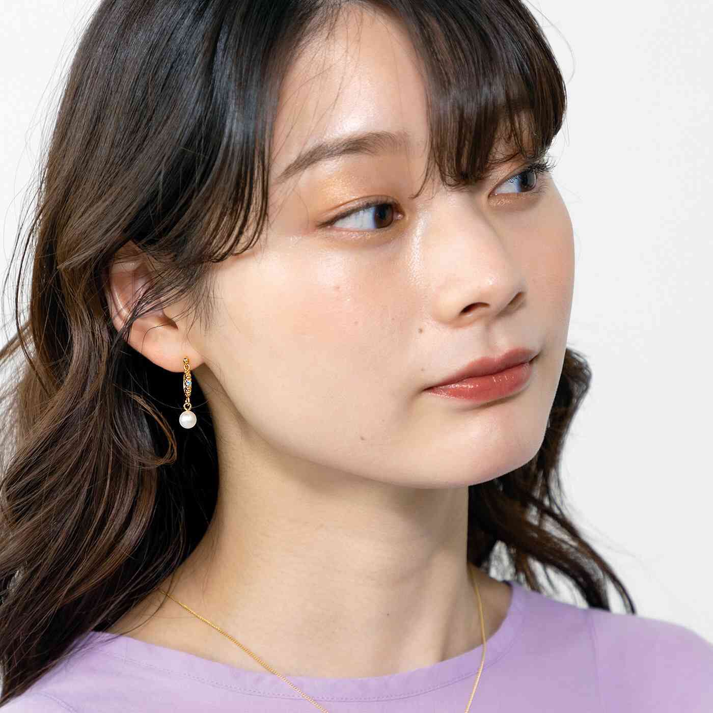 realstock [リアルストック]（Express BOX）|UP.de×HARIO　ツバキの花と天然石のきらめき アコヤ真珠が揺れるイヤアクセ|もう片耳にはアコヤ真珠。アシメトリーのニュアンス違いを楽しんで。