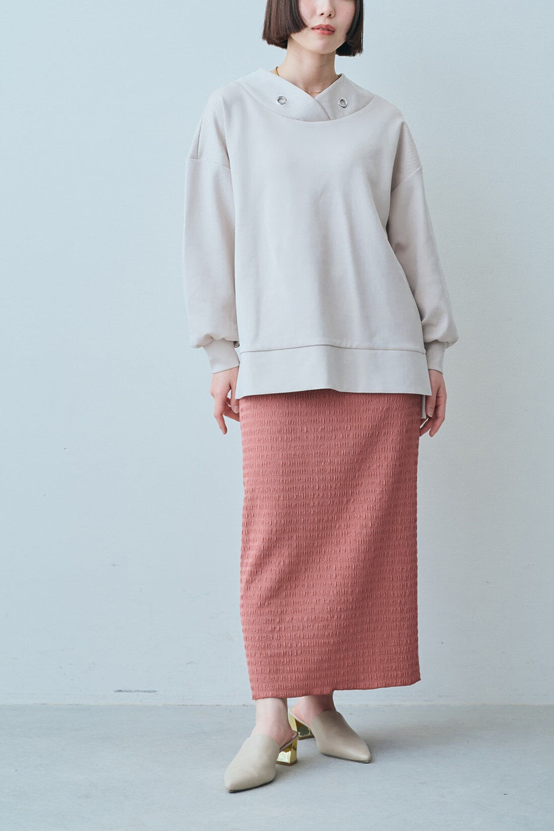 Real Stock|IEDIT[イディット]　フード風衿で顔まわり華やぐ UVカット つや感ダンボールカットソーのロングプルオーバー〈グレージュ〉|モデル身長：150cm　着用サイズ：SP