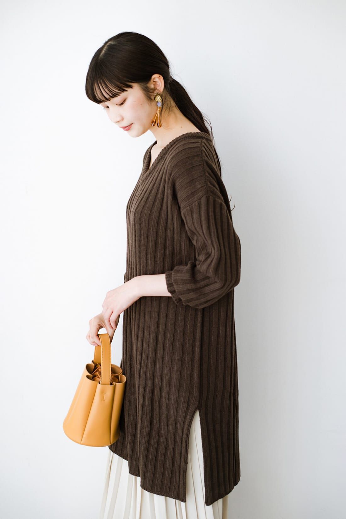 Real Stock|ｈａｃｏ！ 簡単にこなれコーデが完成する 単品使いもしやすいゆるシルエットニットとサテンパンツの便利なセット〈ブラウン〉