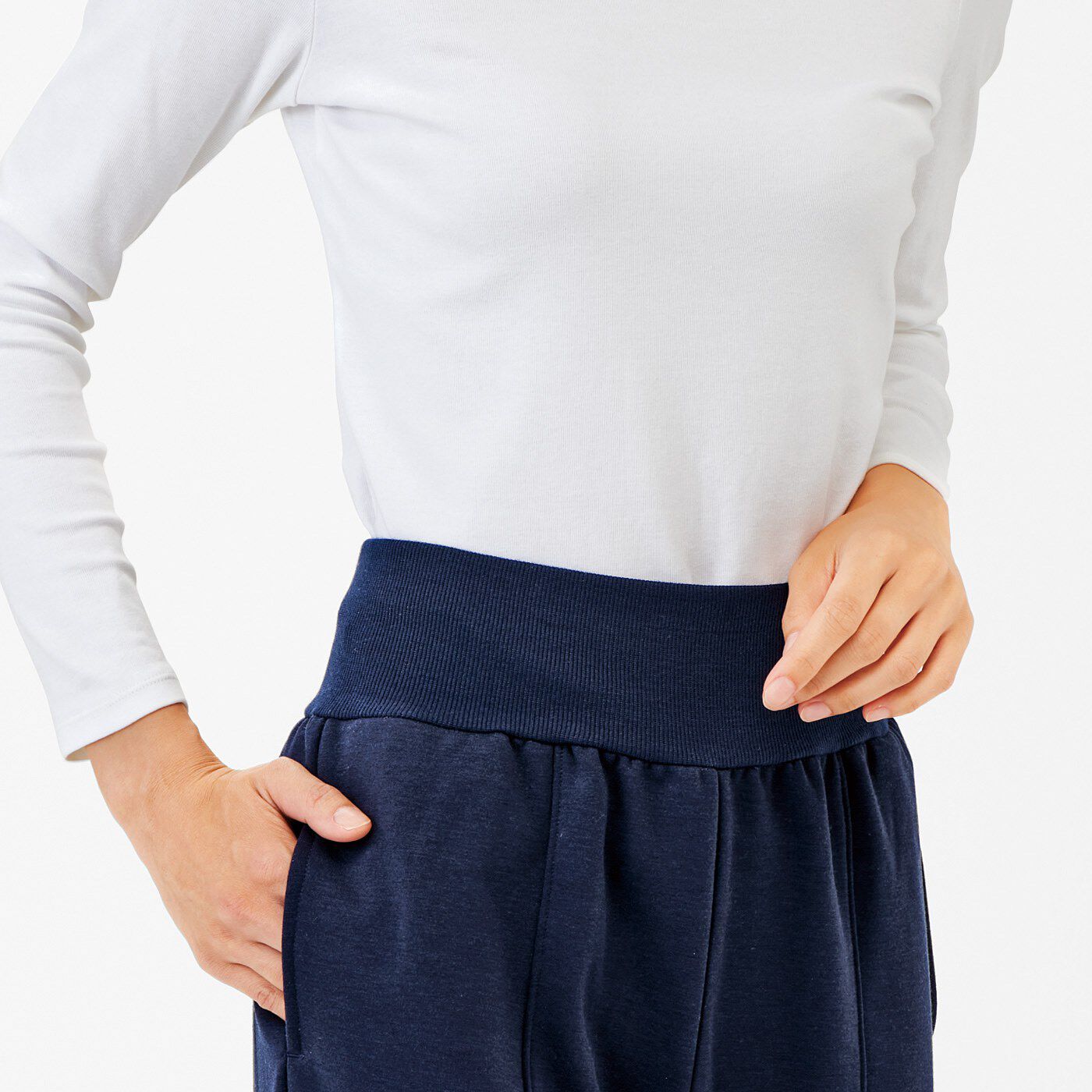 Real Stock|きちんと見えてリラックス　あったか裏起毛のナマケモノパンツ〈洗練ベージュ〉|ウエストは、はら巻き仕様で冷えもガード。　※お届けするカラーとは異なります。