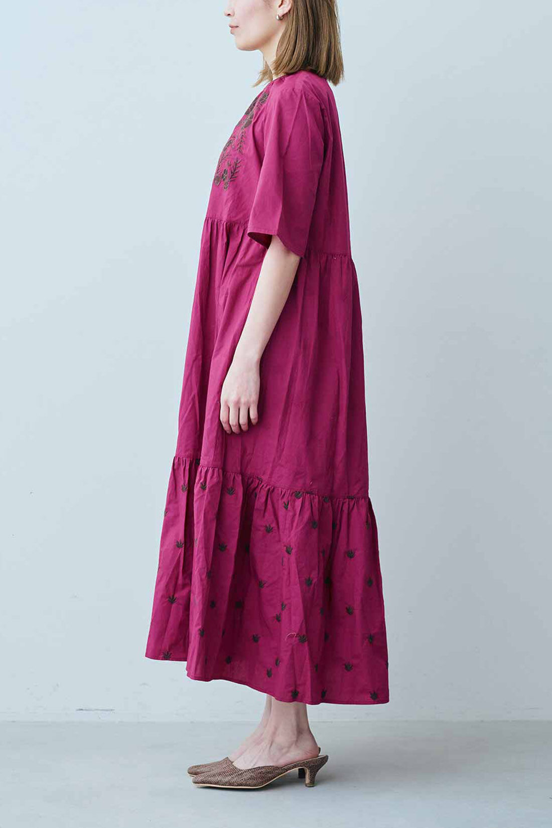 Real Stock|IEDIT[イディット]　華やかな刺しゅうが夏を彩る コットン素材のボタニカルワンピース〈優美なピンク〉|モデル身長：164cm　着用サイズ：M