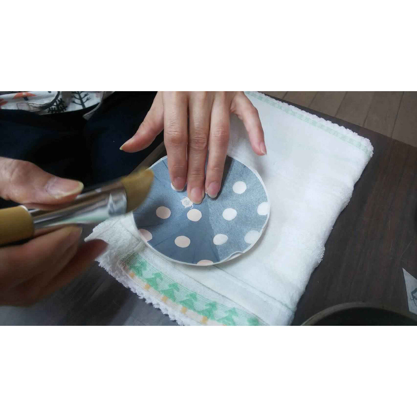 Real Stock|丁寧な暮らしをする餓鬼の銅板転写豆皿|絵柄を印刷した和紙を、水をつけた筆を使い素焼きの皿に転写します。