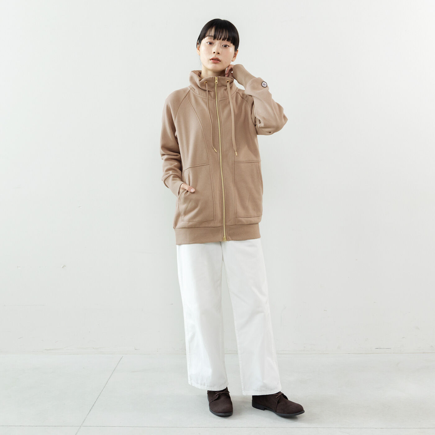 realstock [リアルストック]（Express BOX）|フラウグラット　立体設計ですらりあったか かるホカ裏起毛 大人のパーカー風ダブルジップブルゾン〈オートミール〉|縦の切り替えで細見せ効果大。　※お届けするカラーとは異なります。