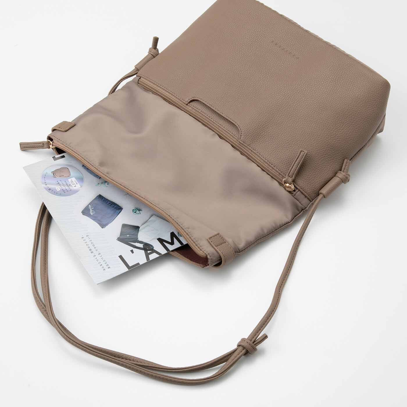 Real Stock|ラミプリュス　A4サイズが入るバッグに変身 パタパタ折り返しポケットが便利なショルダーバッグ|“A4使い”の際はすっぽりとA4サイズが収まります。