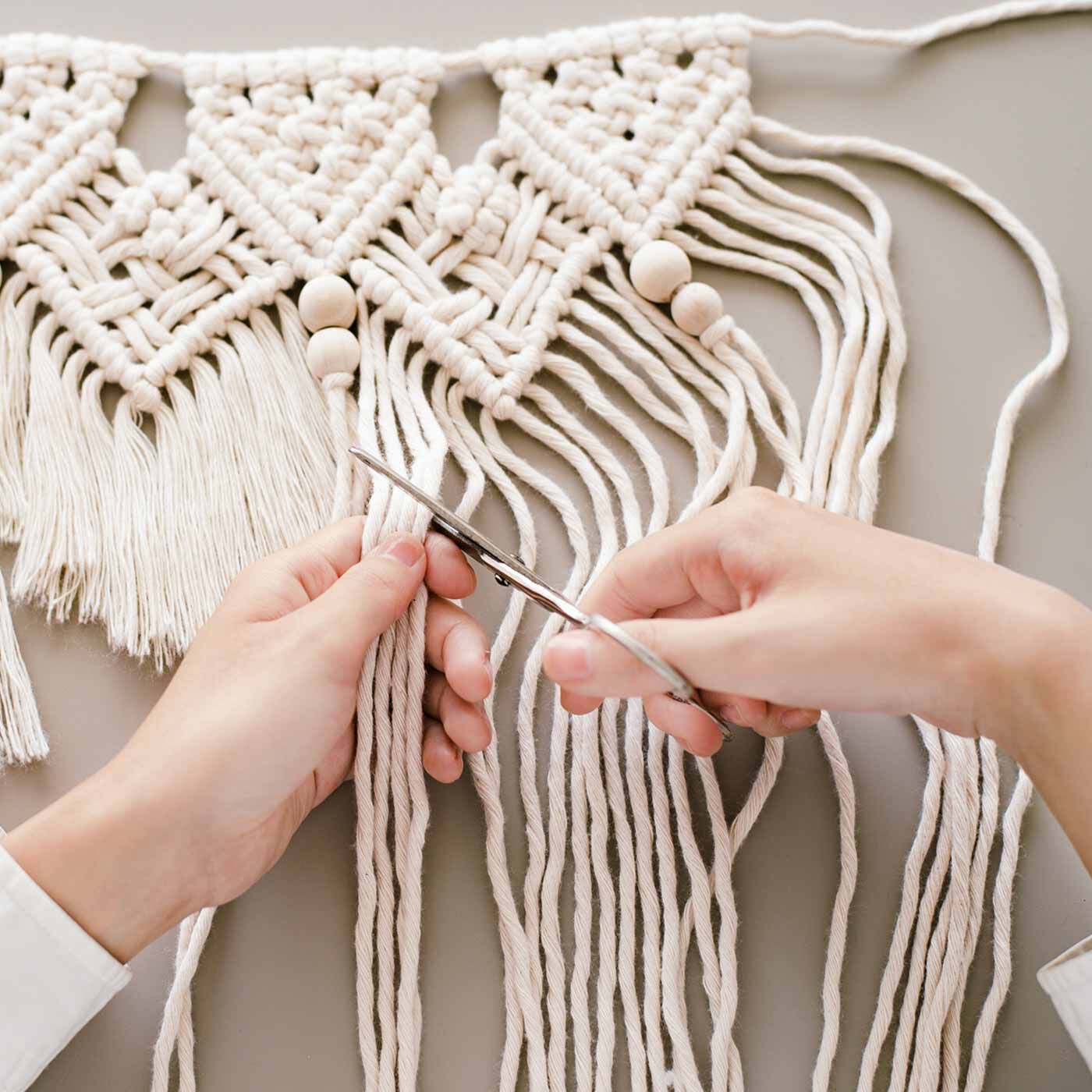 Real Stock|やわらかい甘撚（よ）り糸で作る マクラメガーランドキット|2）飾る場所に合わせてお好みでカット。くしで糸をとかして整えます。