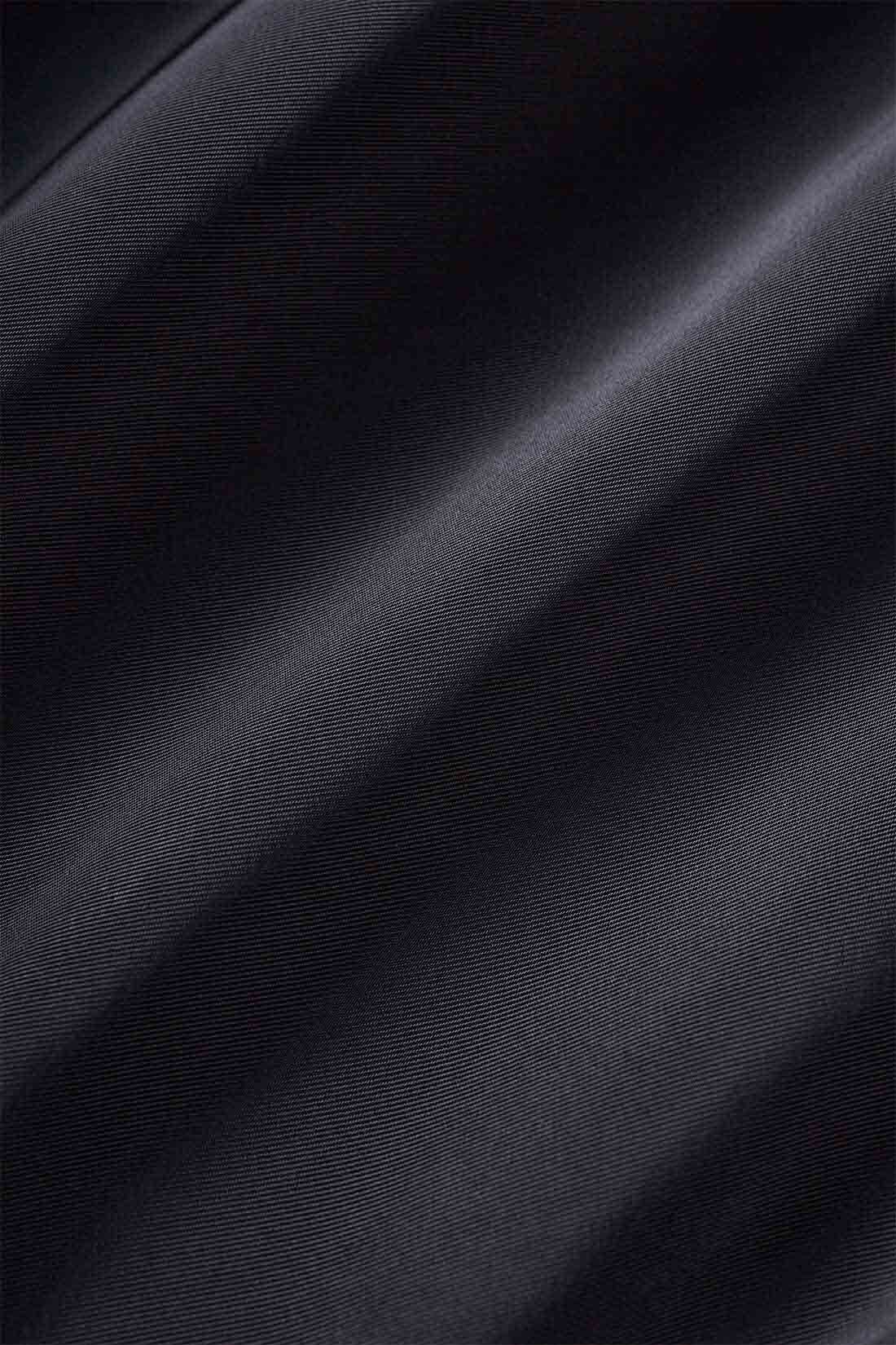 Real Stock|お化粧感覚でパっと着映える 衿もとニュアンスギャザーのすそペプラムジップアップベスト〈ブラック〉|マットな素材で、きちんと感とカジュアルを両立。