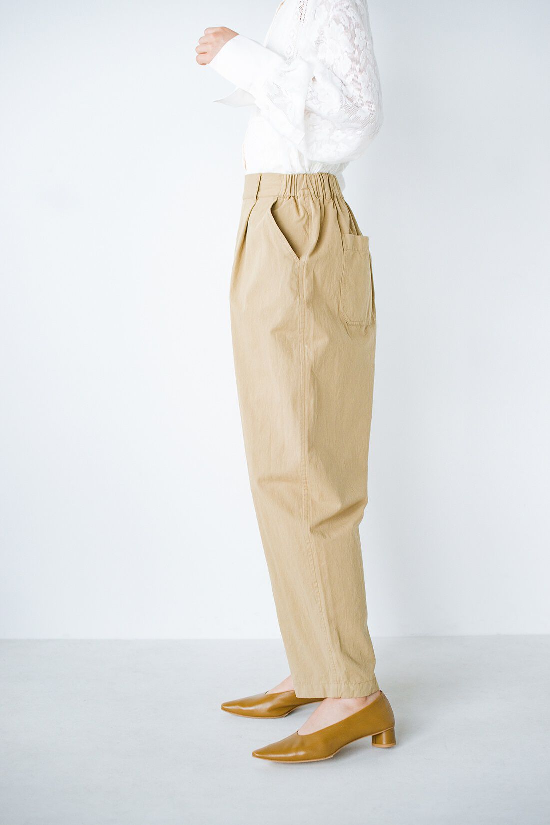 realstock [リアルストック]（Express BOX）|haco! 別注 refined works シルエットのかっこよさとらくちんさに定評がある！ツイルテーパードパンツ〈ベージュ〉