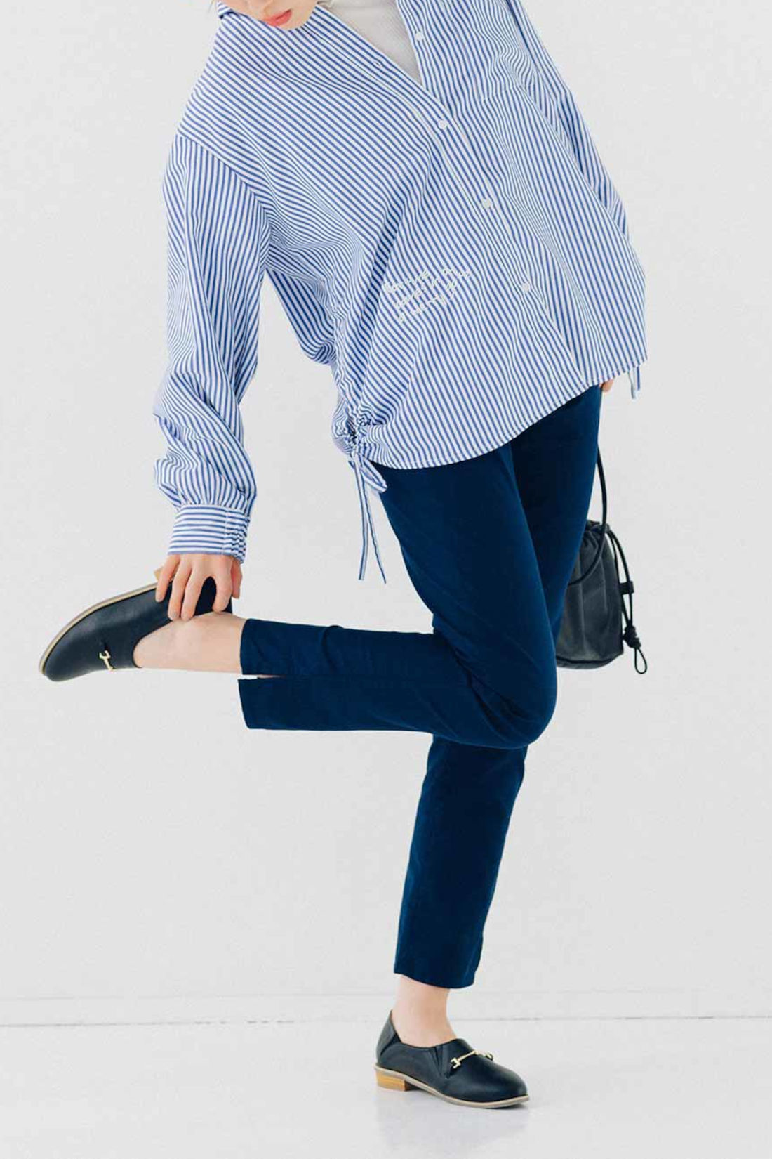 realstock [リアルストック]（Express BOX）|リブ イン コンフォート　こっそり刺しゅうがかわいい サイドドロストストライプシャツ〈ブルー〉