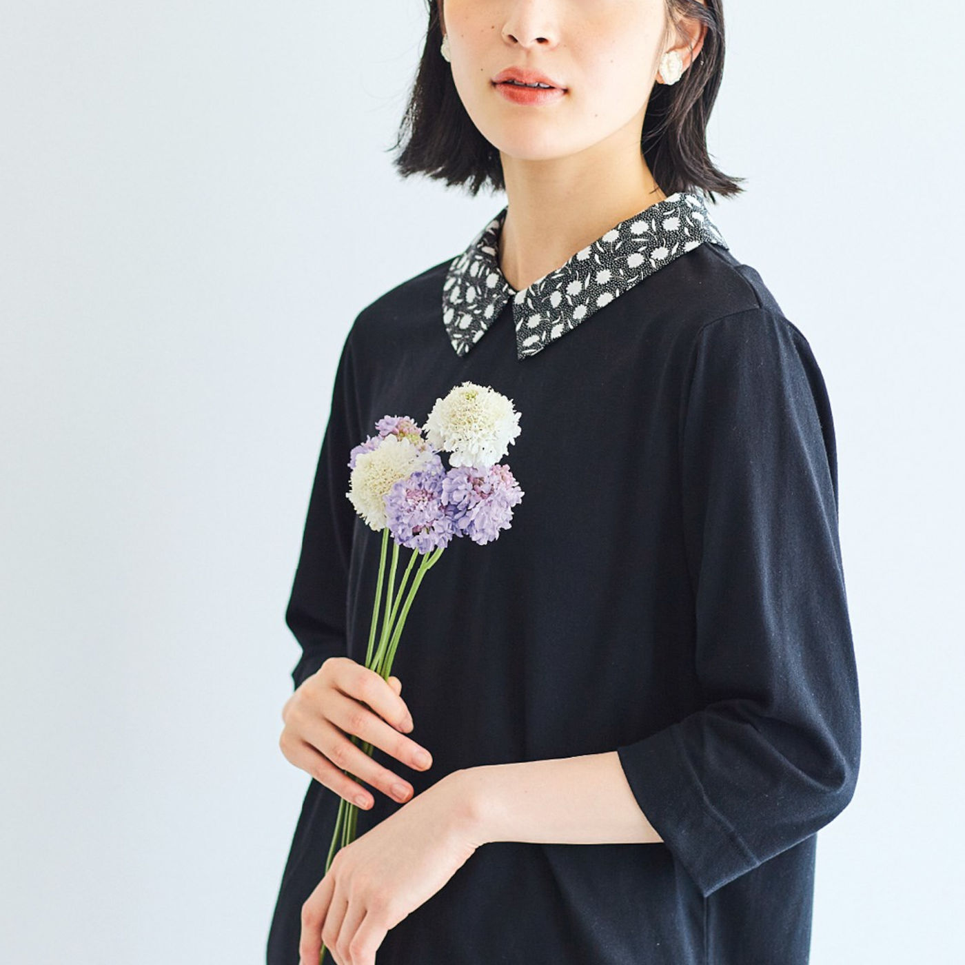 realstock [リアルストック]（Express BOX）|フラウグラット　首もと華やか♪ 小花柄衿のきれいめカットソートップス〈吸水速乾〉〈ブラックプリント〉|これは参考画像です。お届けするカラーとは異なります。