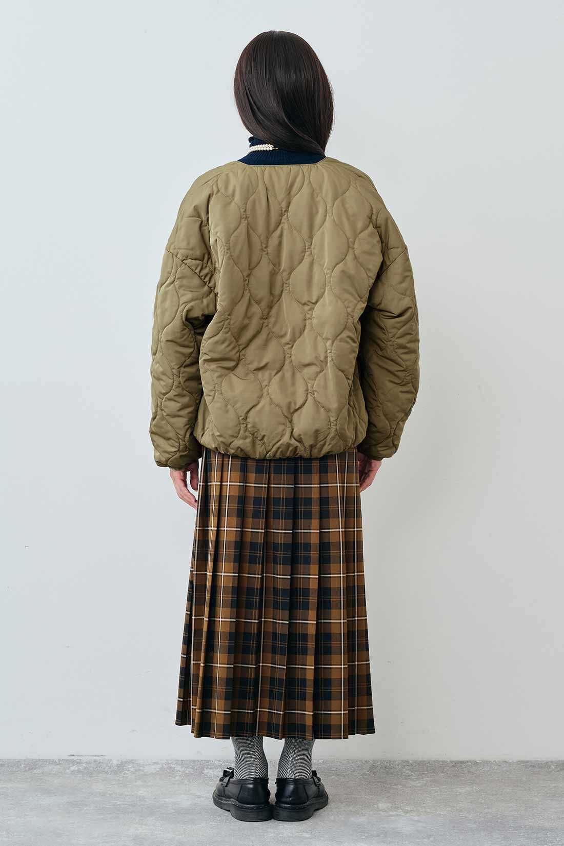 Real Stock|THREE FIFTY STANDARD　リバーシブル中わたキルトジャケット〈アイボリー×カーキ〉|モデル身長：163cm　着用サイズ：M