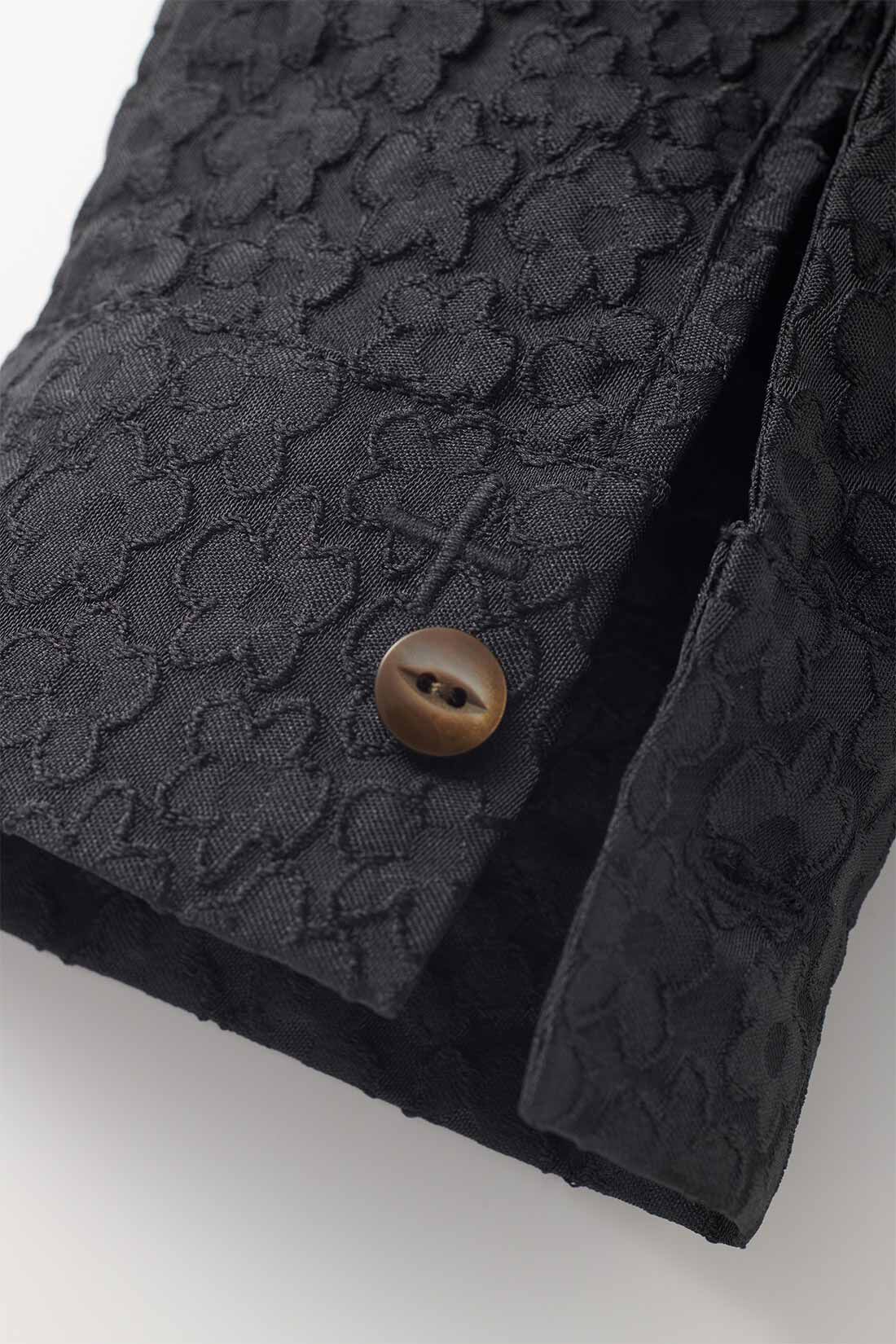 Real Stock|THREE FIFTY STANDARD　小谷 実由さんと作った 表情のある黒のワンピース〈ブラック〉|気持ちや感情にもプラスな要素をもたらすような服になってほしくて、ベースカラーと同じ色で+（プラス）マークの刺しゅうをこっそり忍ばせています。