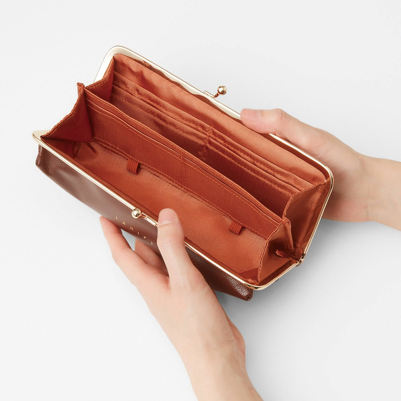 Real Stock|ラミプリュス　片手でパチンと開けられる コインスルーがま口財布|カードが片側にそろっていて、コインケースががばっと開いて取り出しやすい。