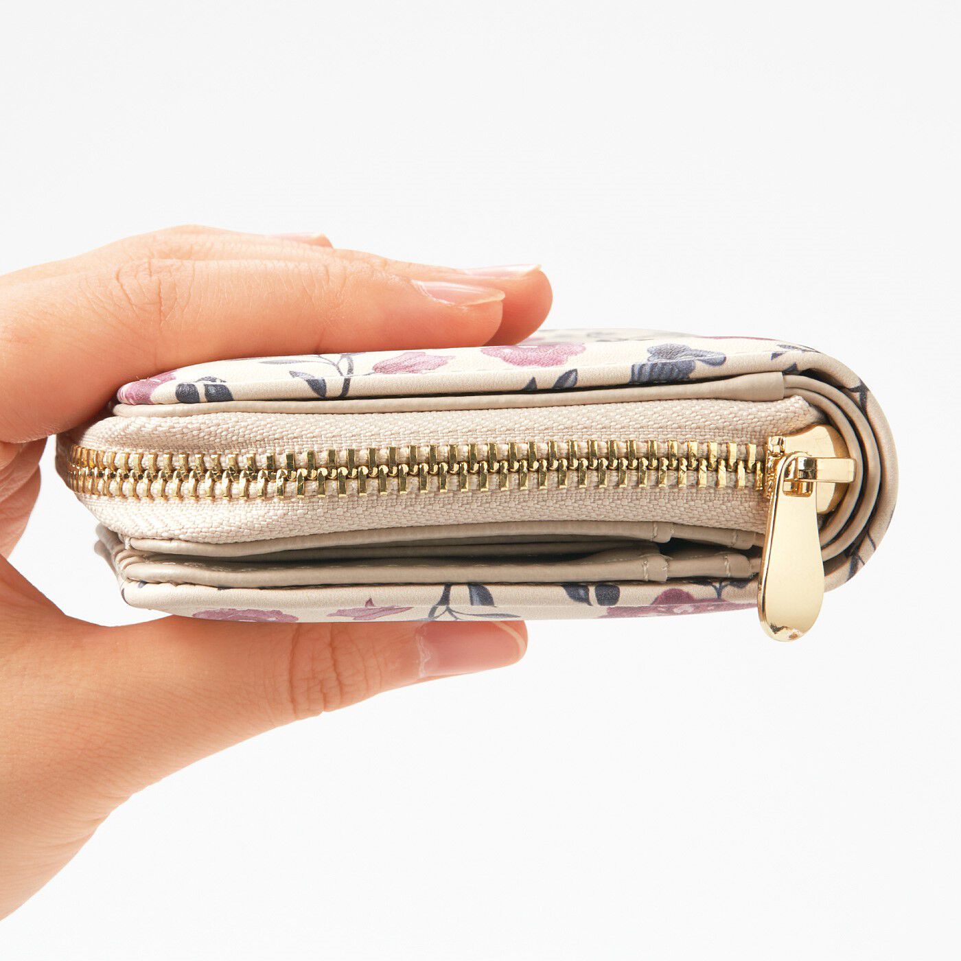 Real Stock|ａｍ＆ｂｅ　アンティークフラワー 装いも気分も華やぐ コンパクトな二つ折り財布|二つ折りのコンパクト設計。