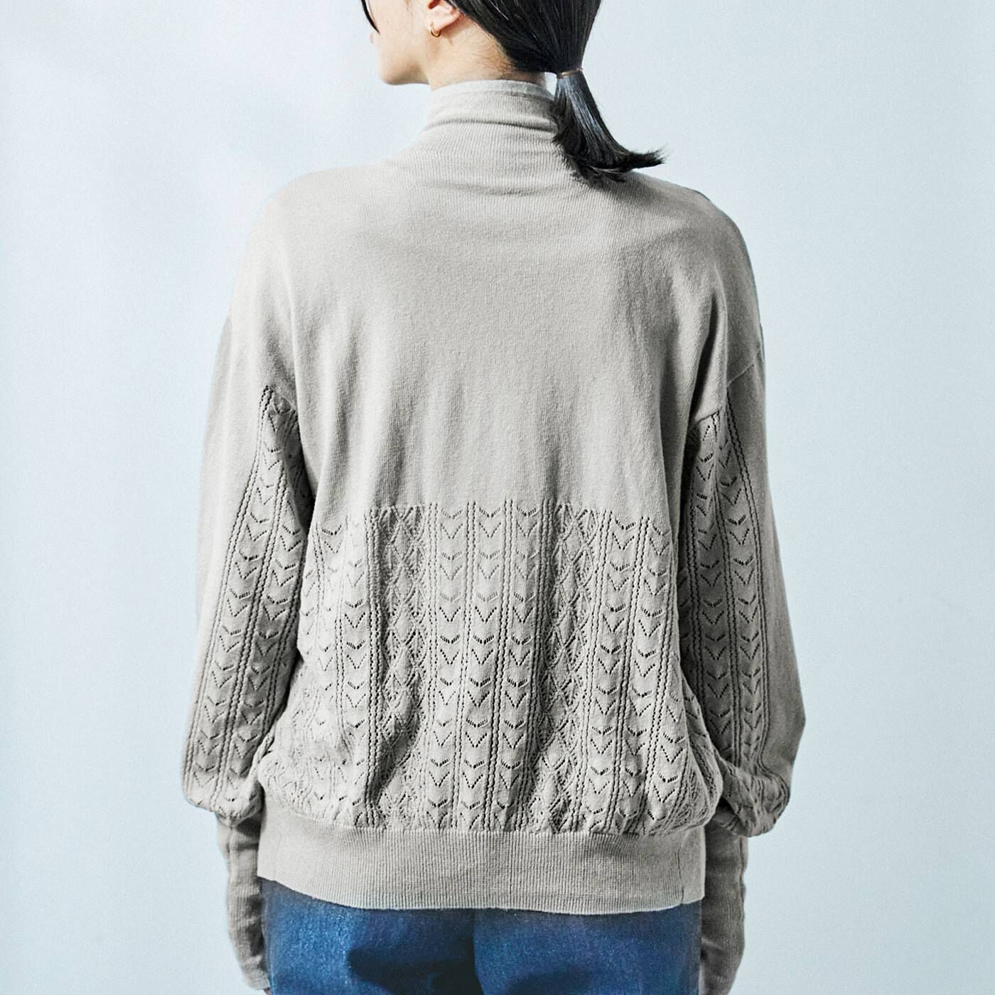 Real Stock|el:ment　透かし編みで風通る　部分UVカットのやわらかコットン100％　ハイネックカーディガン〈チャコール〉|背面も透かし編みで涼やかに。　※お届けするカラーとは異なります。