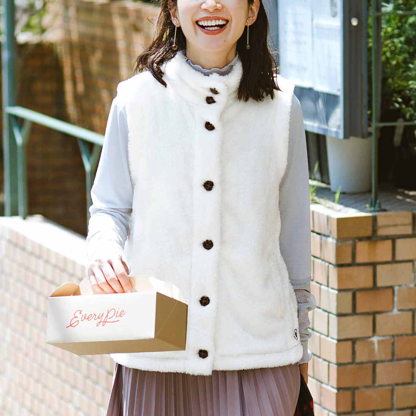 realstock [リアルストック]（Express BOX）|フラウグラット　首もとから腰まであったか♪ すっきりハイネックのふわほわ軽ボアベスト〈チャコール〉|動きやすいゆったりアームホールに、サイドの切り替えですっきり。　※お届けするカラーとは異なります。