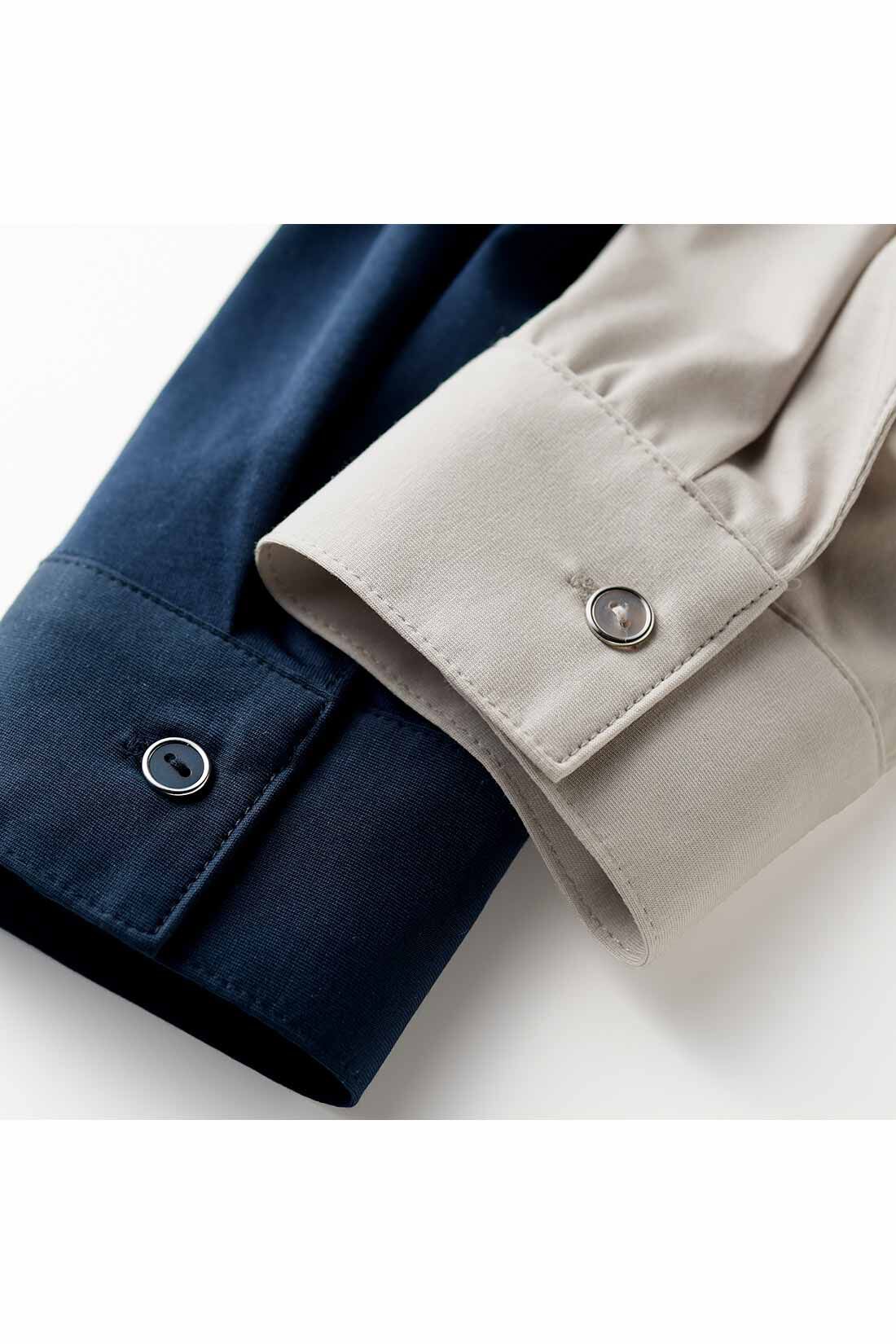 Real Stock|IEDIT[イディット]　らくちんにこなれる　すっきり見えデザインのスキッパー美ノビシャツ〈ネイビー〉|身生地の色に合わせたボタンは、クール感を高めるシルバーのフレームでリッチな印象。