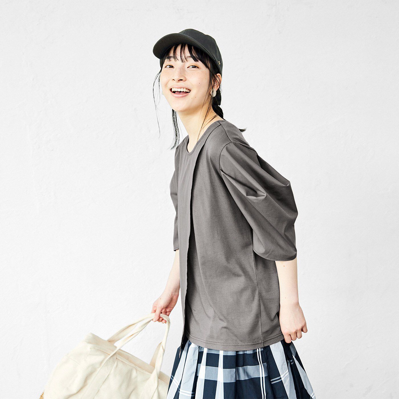 realstock [リアルストック]（Express BOX）|ラミプリュス　着心地Tシャツ見た目ブラウス風　オトナに似合うポンワリ袖トップス〈ブラウン〉|これは参考画像です。お届けするカラーとは異なります。