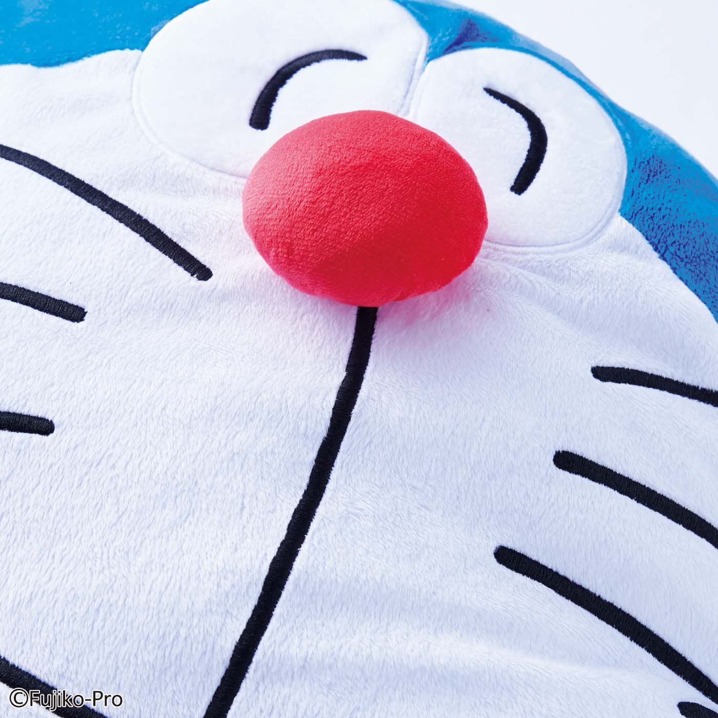 Real Stock|ドラえもん　あったかーい目で見守ってくれる 背もたれクッション|目や口は刺しゅう、鼻と鈴は立体的に表現。