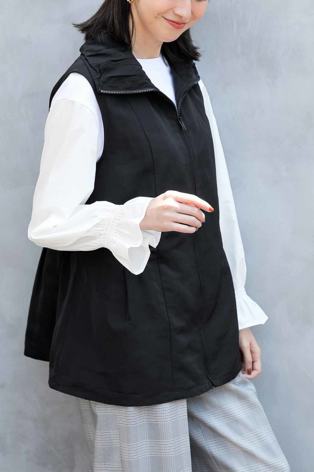 Real Stock|お化粧感覚でパっと着映える 衿もとニュアンスギャザーのすそペプラムジップアップベスト〈ブラック〉