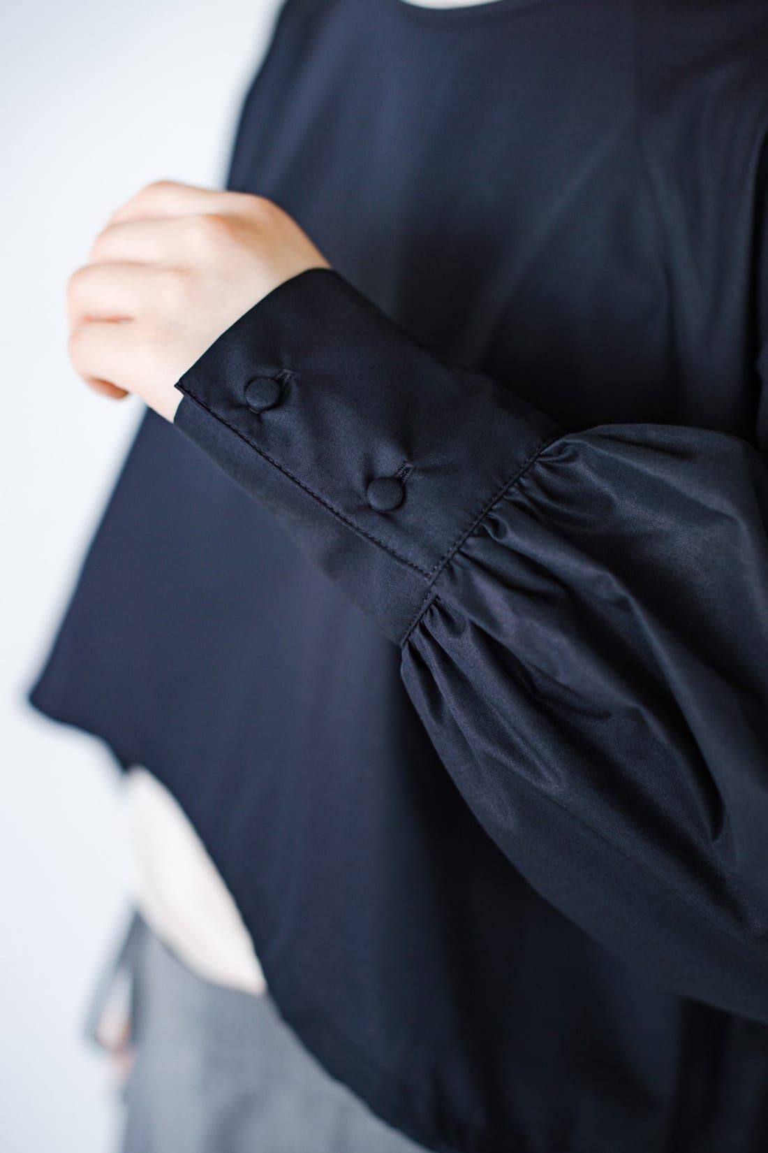 realstock [リアルストック]（Express BOX）|ｈａｃｏ！ 季節の変化を楽しむ「愛服」 手持ちの夏冬服と組み合わせ無限！総柄キャミワンピース＆すそしぼりトップスセット〈ブラック〉