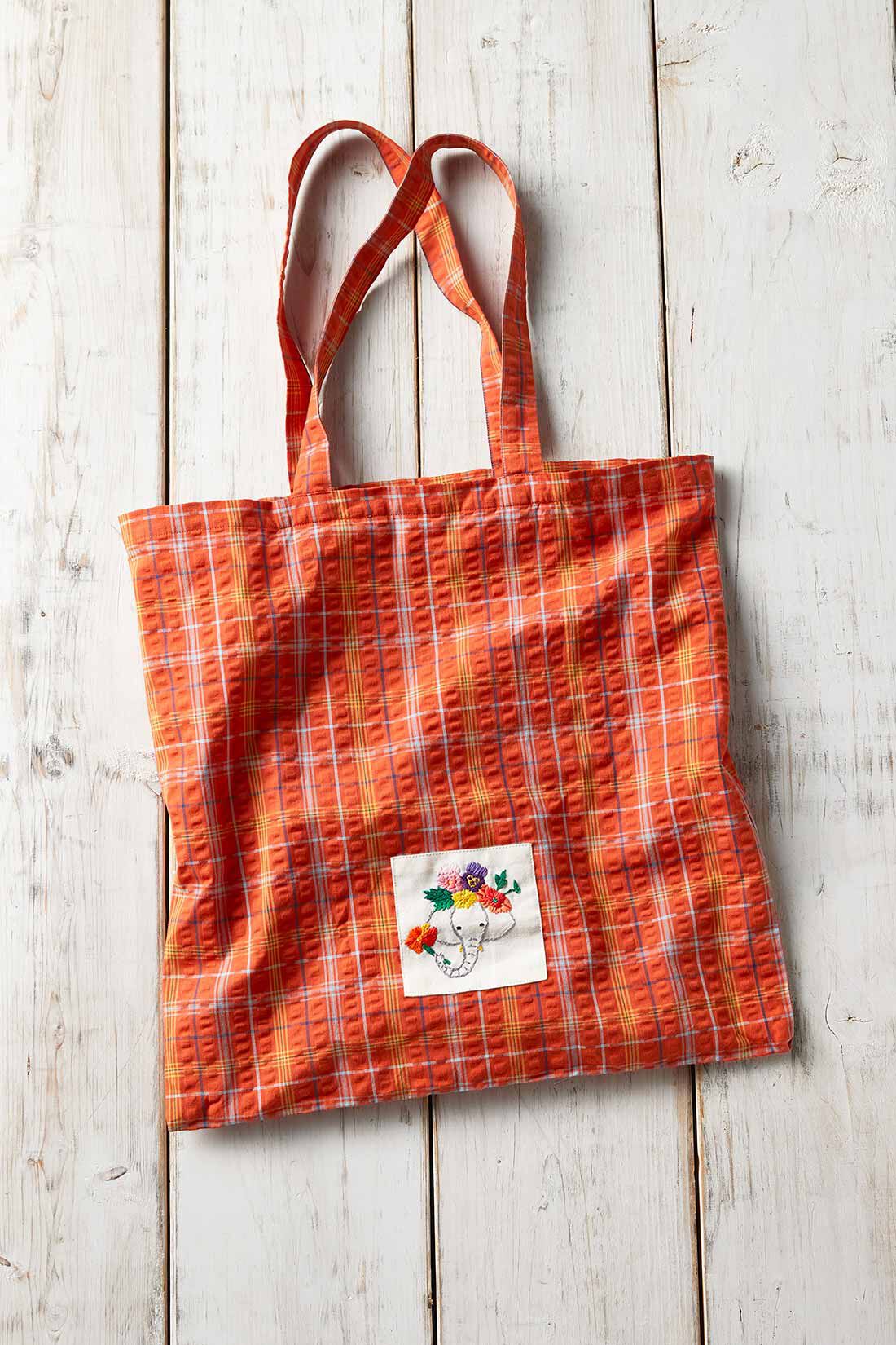realstock [リアルストック]（Express BOX）|【3～10日でお届け】リブ イン コンフォート Live love cotton（R）プロジェクト お花を紡いで笑顔がつながる 象さん刺しゅうのポケッタブルトートバッグ〈バーントオレンジ〉