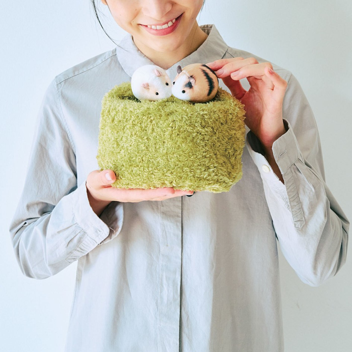 realstock [リアルストック]（Express BOX）|YOU+MORE!　モルモットが２匹で草を食べて最後にチュッとするきんちゃく|しぼるたびにニマニマ。