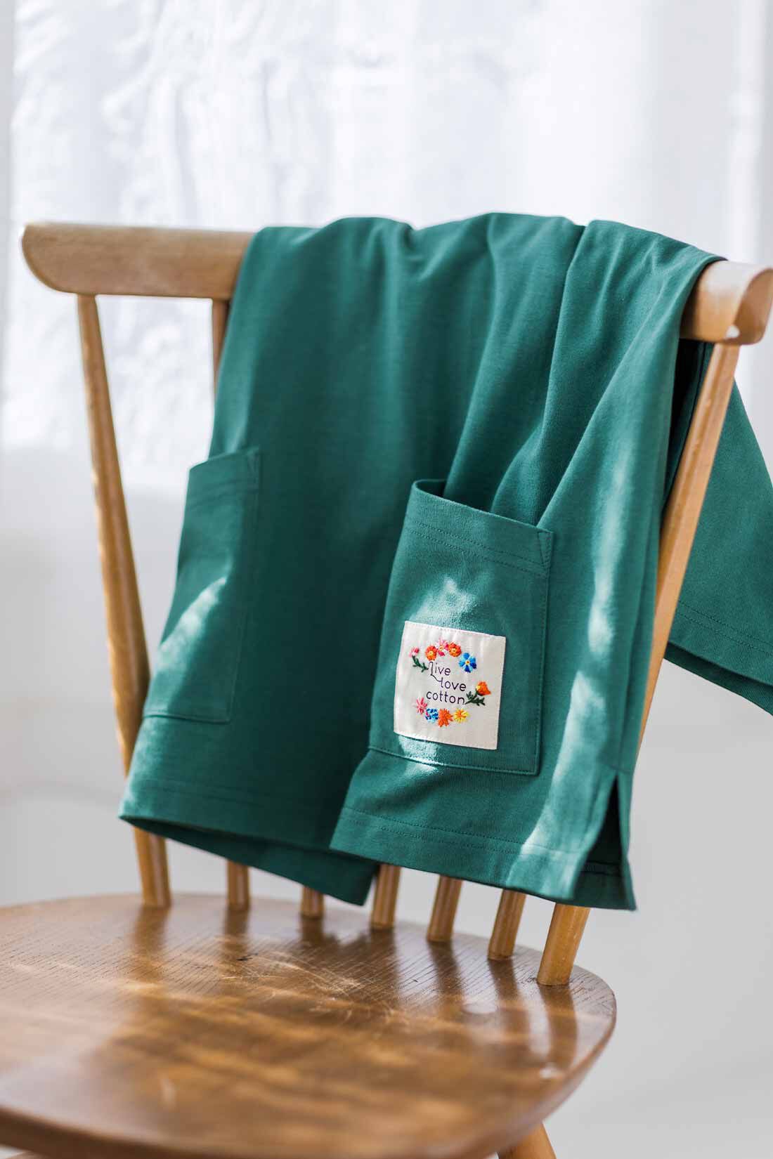 realstock [リアルストック]（Express BOX）|Live love cotton（R）プロジェクト リブ イン コンフォート インドの刺しゅうガールズとつくった つながるフラワー オーガニックコットンポケットTシャツ〈グリーン〉
