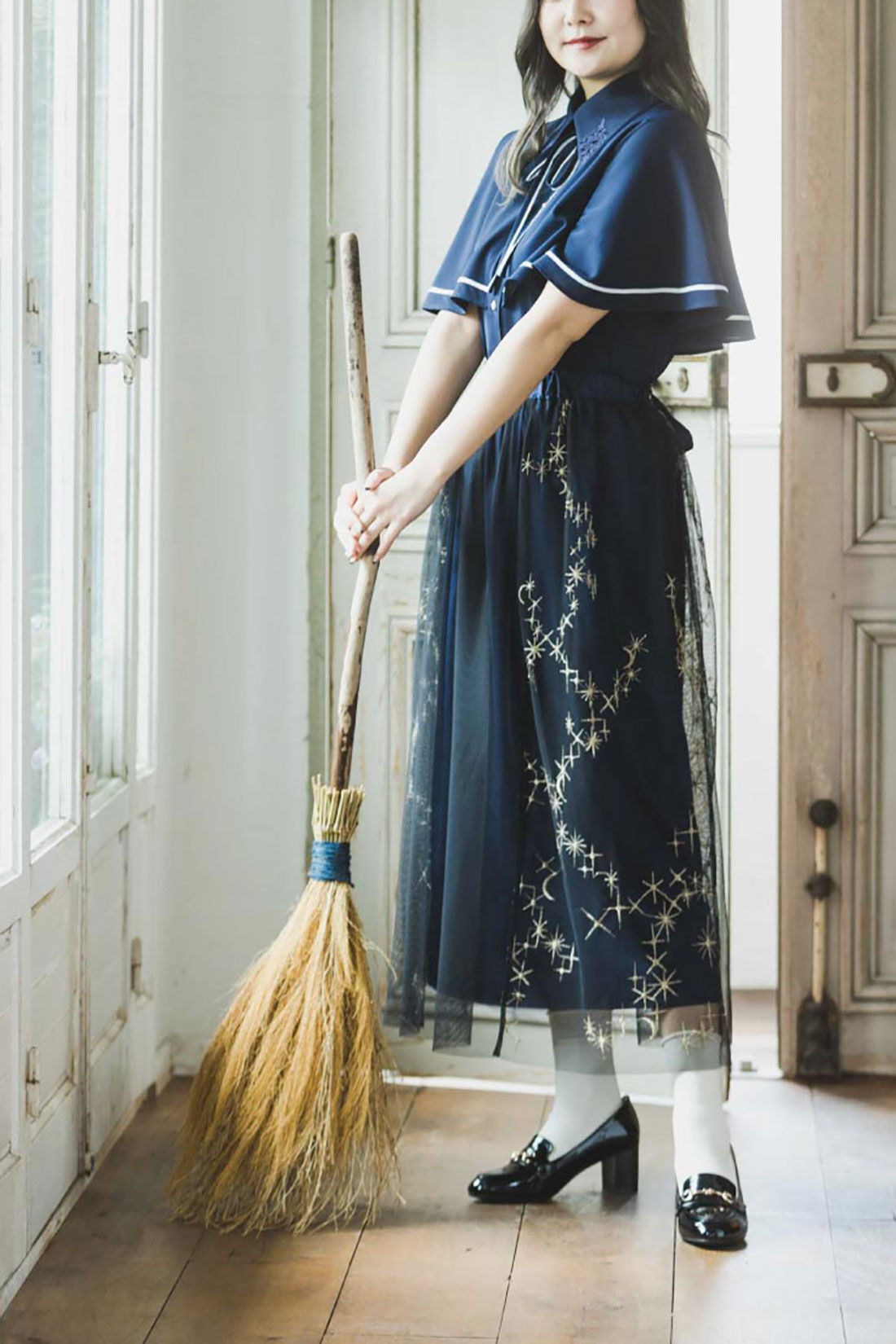 魔法部　魔法学校の制服を感じさせる　ケープブラウス〈ネイビー〉