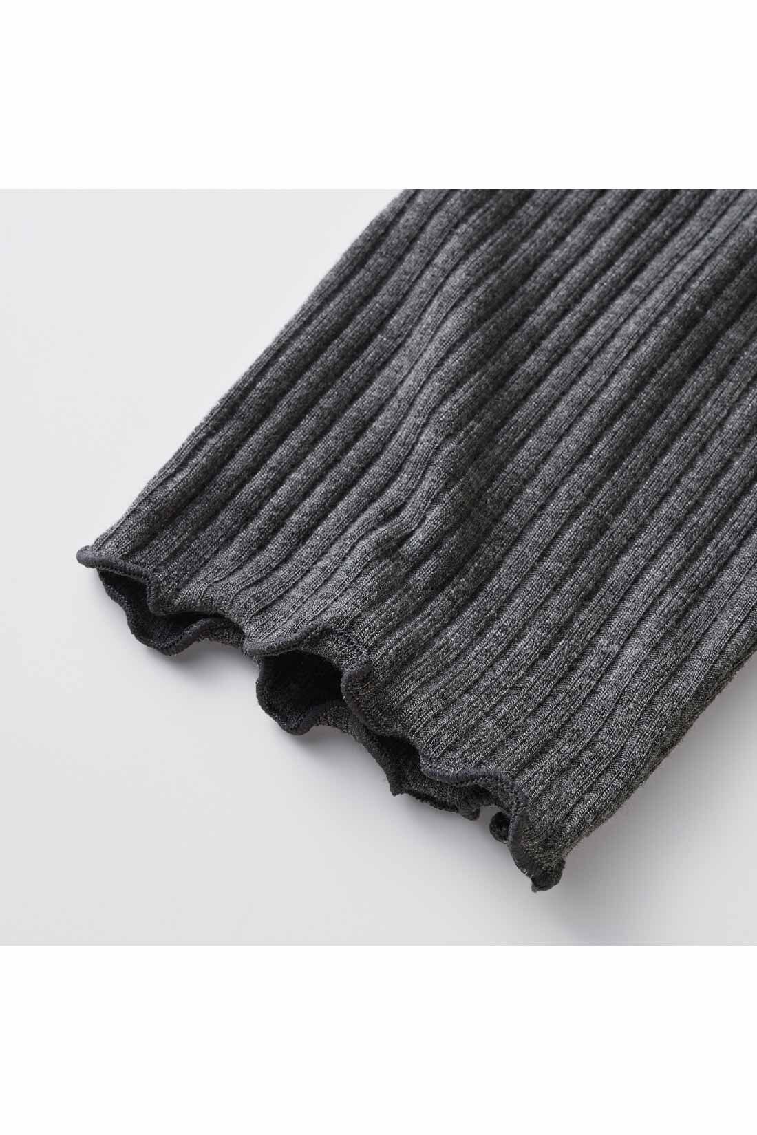 Real Stock|IEDIT[イディット]　リブトップスとつや感ダンボールサロペットの大人ワントーンセット〈ダークグレー×ブラック〉|袖口・すそ・衿ぐりはメロウ仕立て。