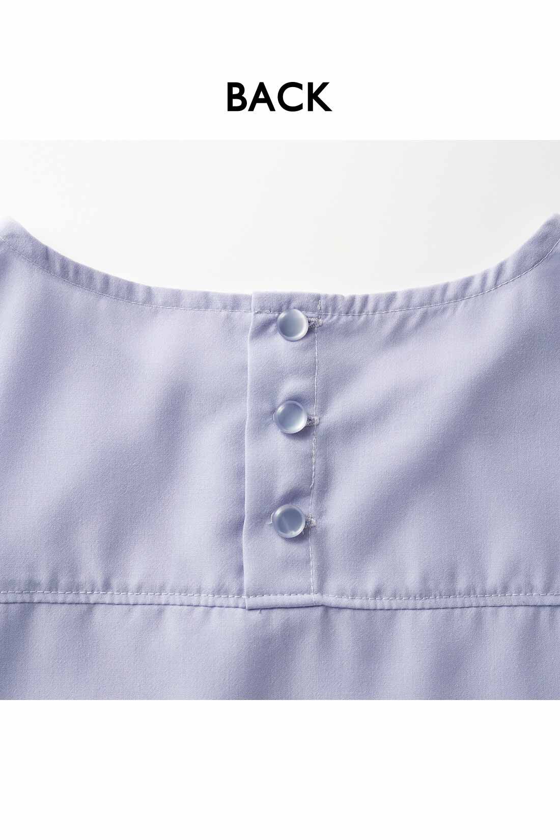 Real Stock|IEDIT[イディット]　ヴィンテージ風スパンローン素材のしわが気になりにくいシャツライクトップス〈ブラック〉|背中のボタンは、デザインポイントにも。ヨークでシャツのきちんと感もプラス。お届けするカラーとは異なります。