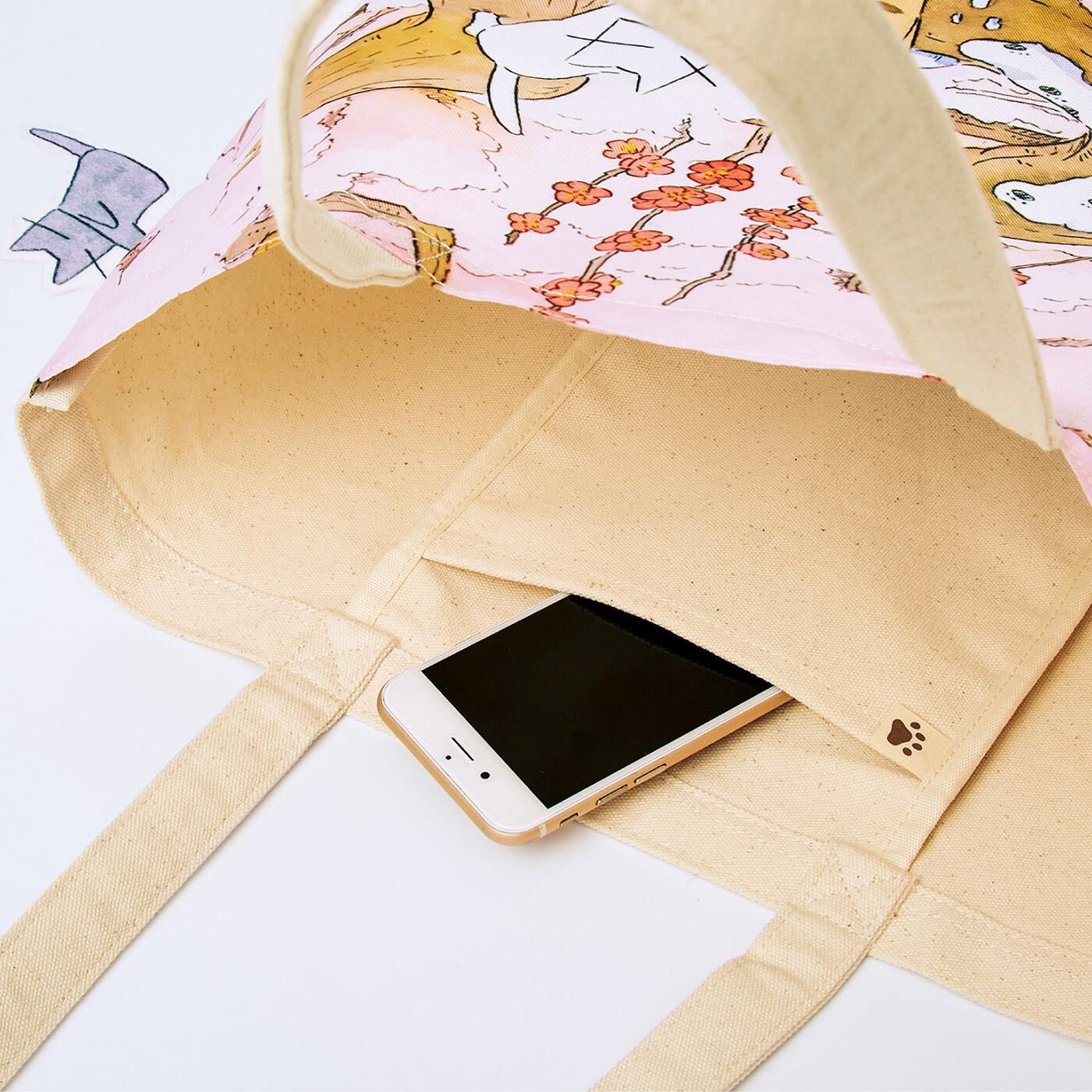 Real Stock|日本画家 久保智昭さんとつくった　猫とお花の季節のトートバッグ|かぎやスマホ、定期などを入れるのに便利な内ポケット付き。