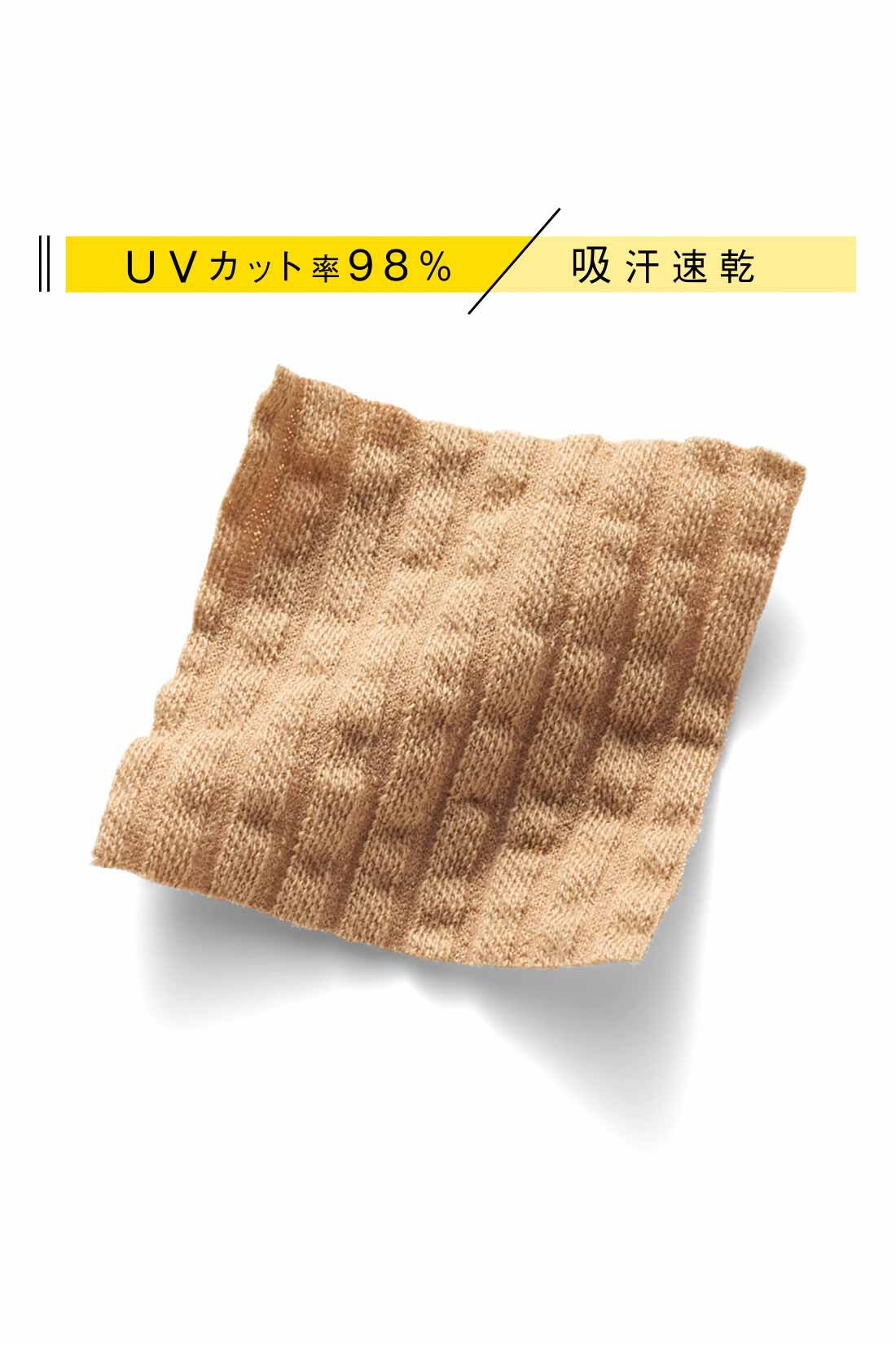 realstock [リアルストック]（Express BOX）|IEDIT[イディット]　タックスリーブと後ろファスナーで着映えする UVカット＆吸汗速乾サッカーカットソーのゆるっとプルオーバー〈キャメルベージュ〉|凹凸感のあるサッカー素材のカットソーは、吸汗速乾のドライな肌心地。