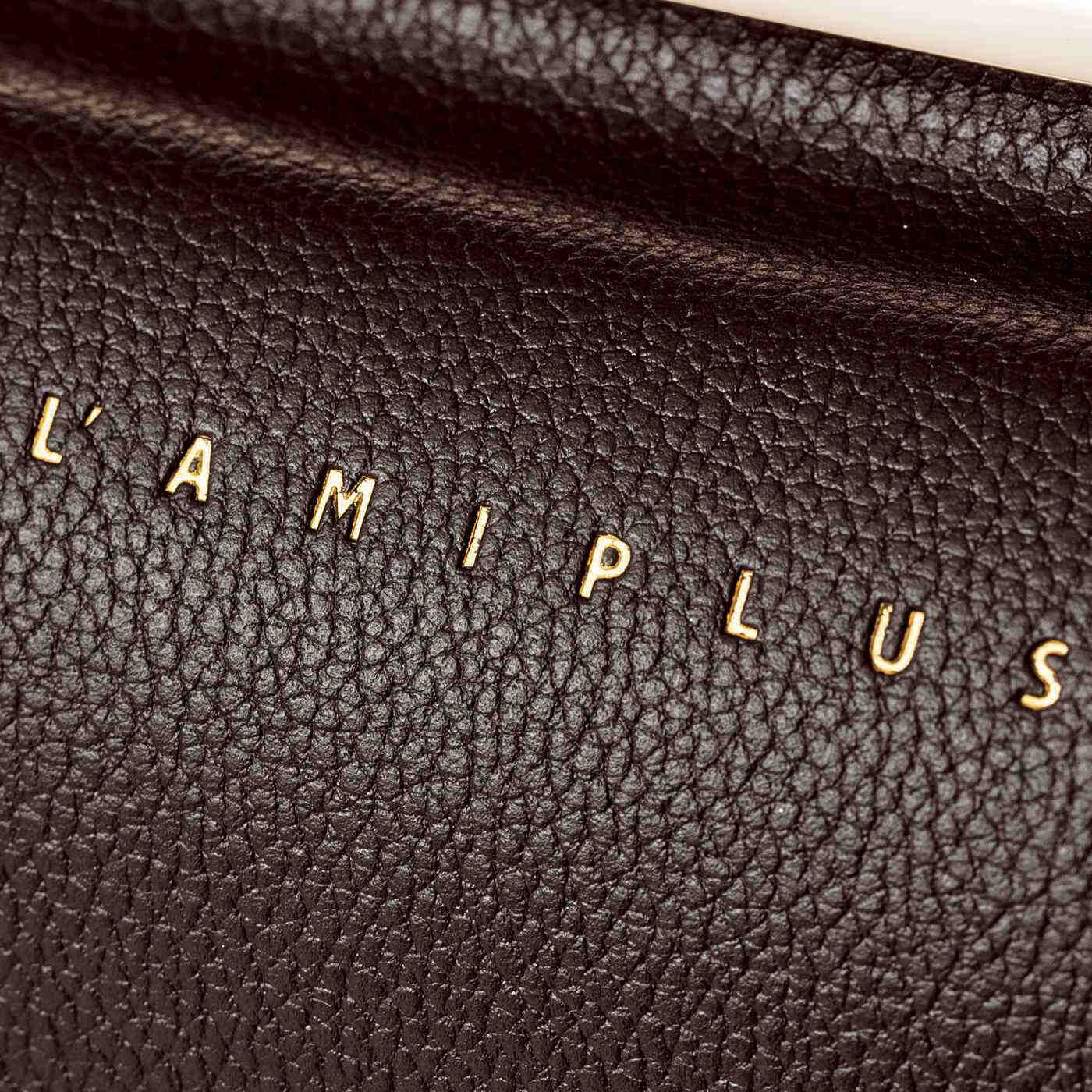 Real Stock|ラミプリュス　片手でパチンと開けられる コインスルーがま口財布|L'AMI PLUS【ラミプリュス】のロゴ付き。