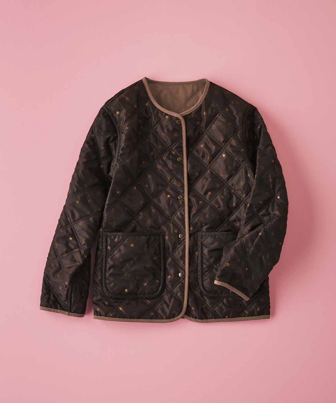 realstock [リアルストック]（Express BOX）|【3～10日でお届け】リブ　イン　コンフォート　チョコレートバイヤーみりとコラボ　甘美な誘惑をまとう　ボンボンショコラ柄のキルティングリバーシブルコート〈チョコレートブラウン〉